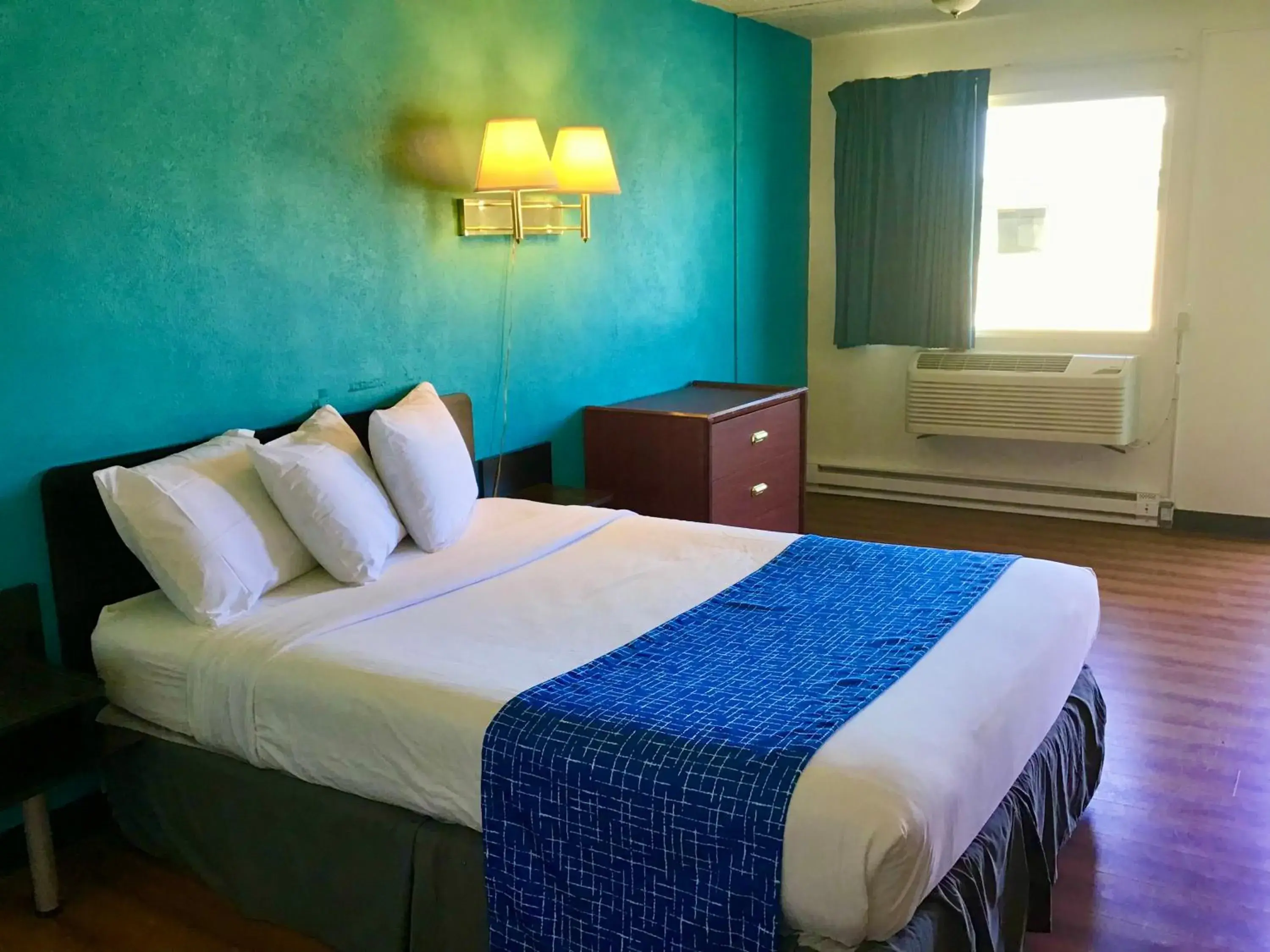 Queen Room - Non-Smoking in Travelodge Inn & Suites by Wyndham Missoula University Park Queen Room - Non-Smoking in Travelodge Inn & Suites by Wyndham Missoula University Park