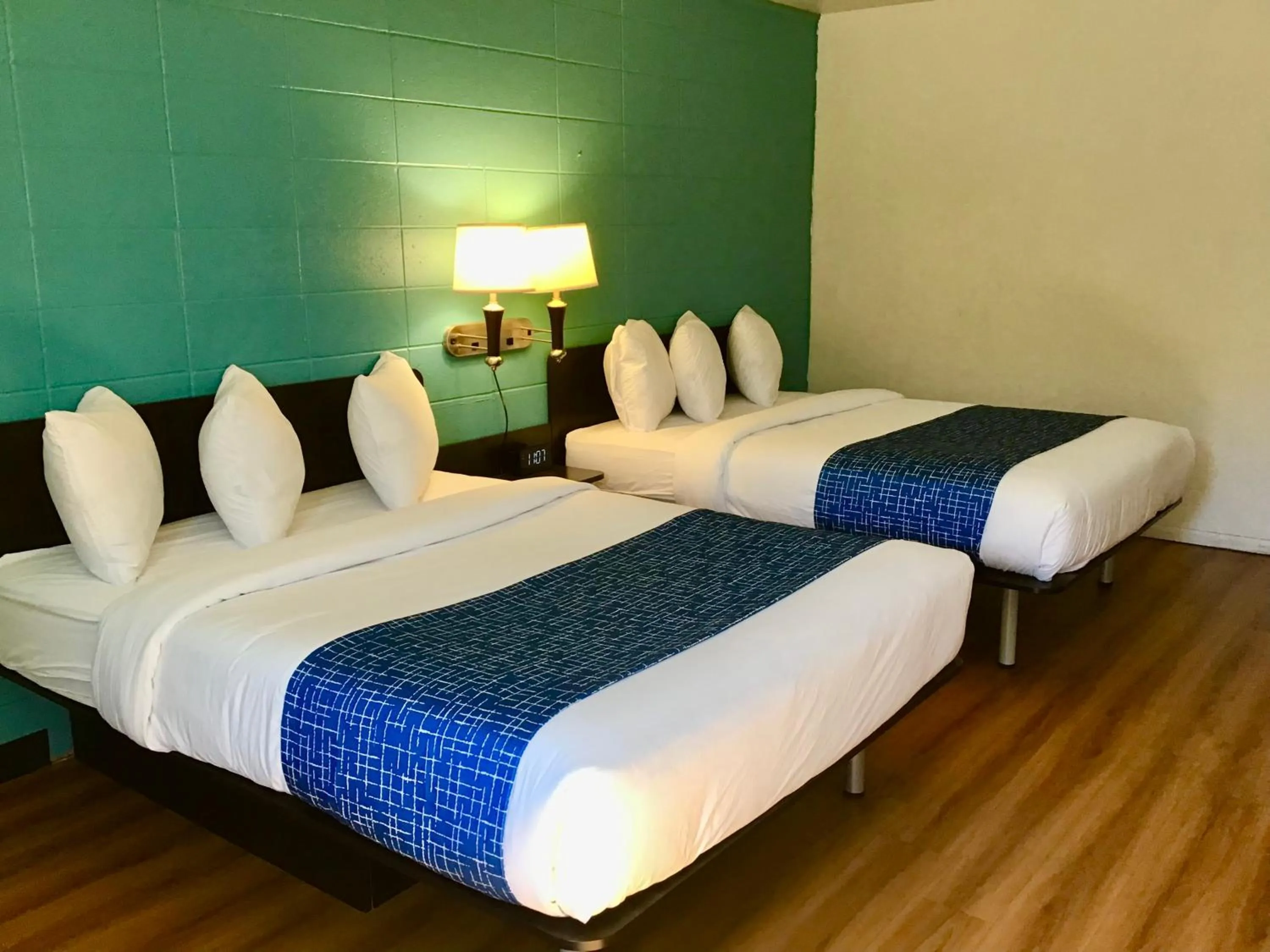 Photo of the whole room, Bed in Travelodge Inn & Suites by Wyndham Missoula University Park