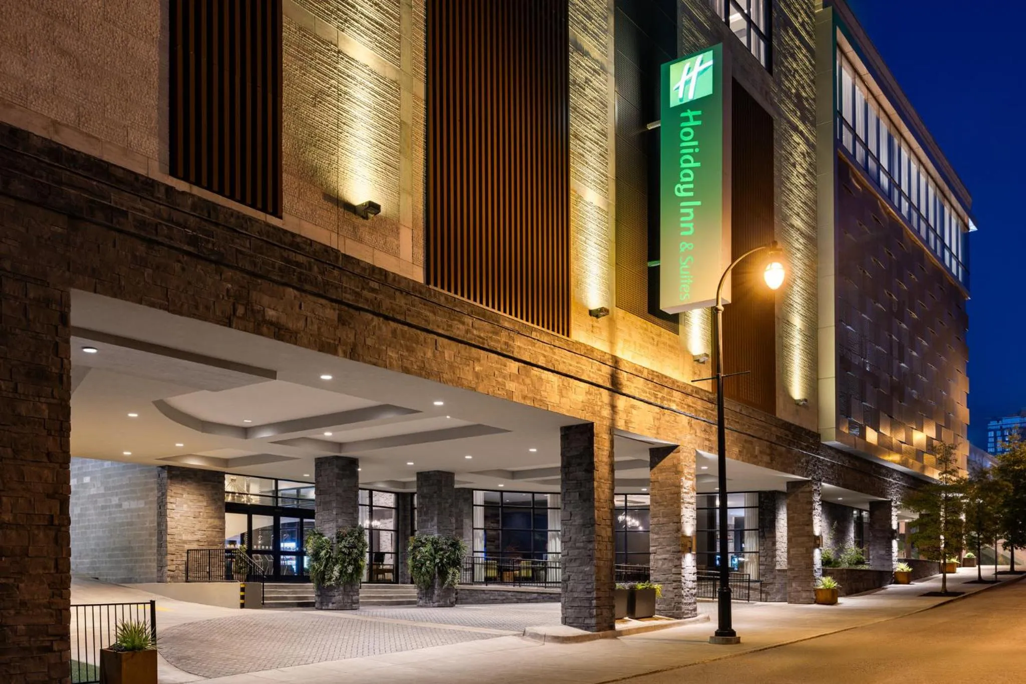 Property building in Holiday Inn & Suites Nashville Downtown Broadway