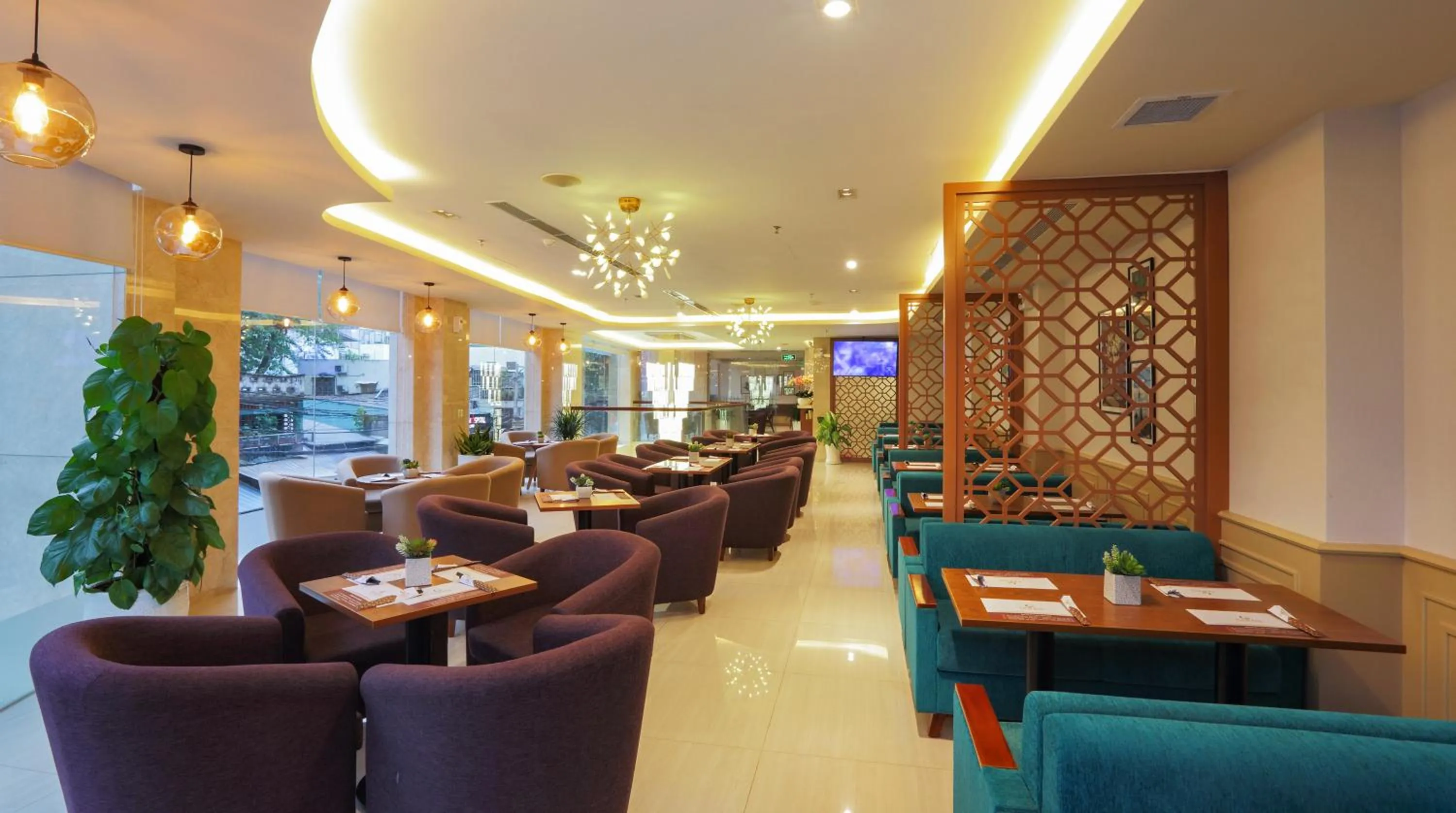 Restaurant/places to eat in Golda Hotel