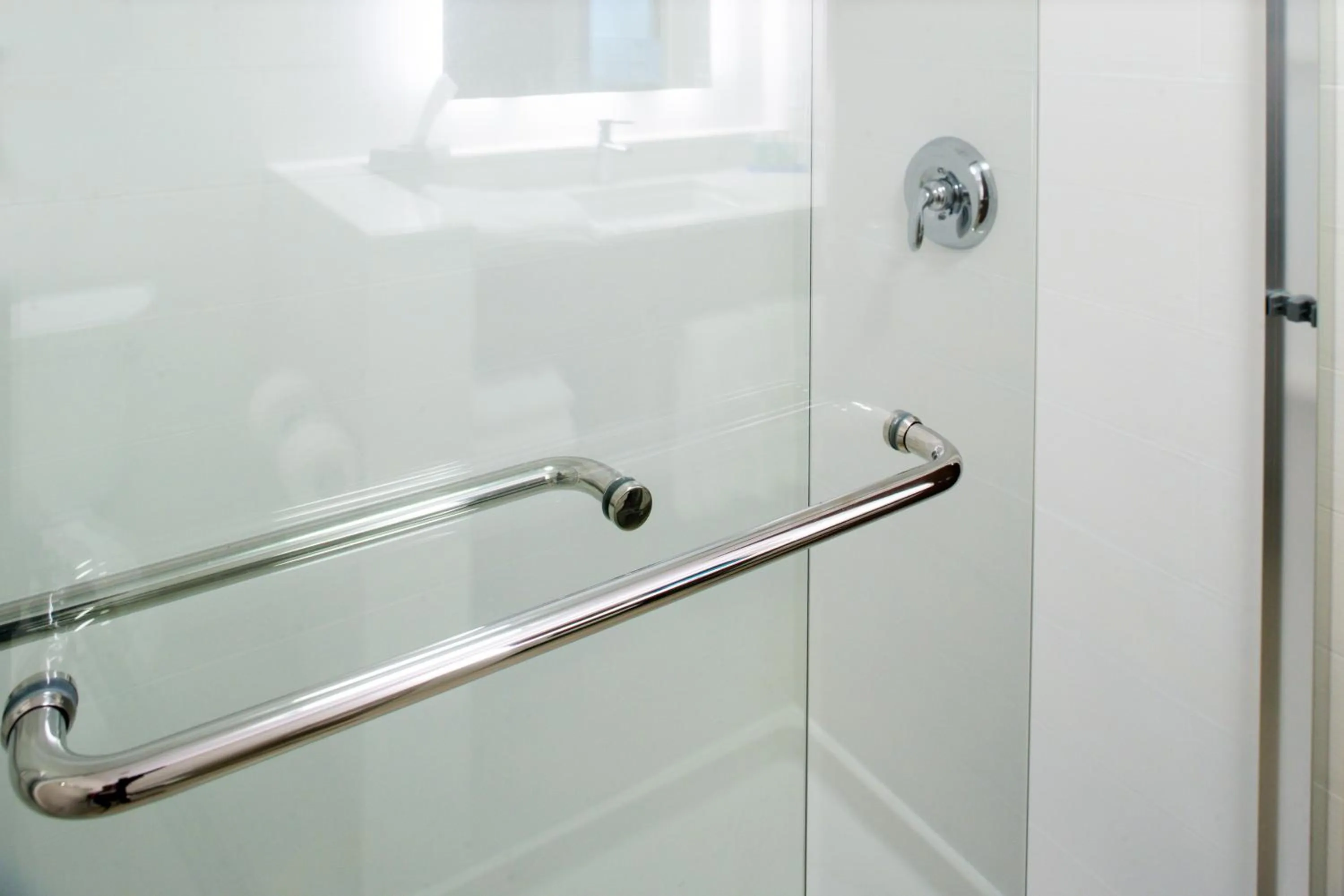 Bathroom in Holiday Inn Express & Suites - Ottumwa by IHG