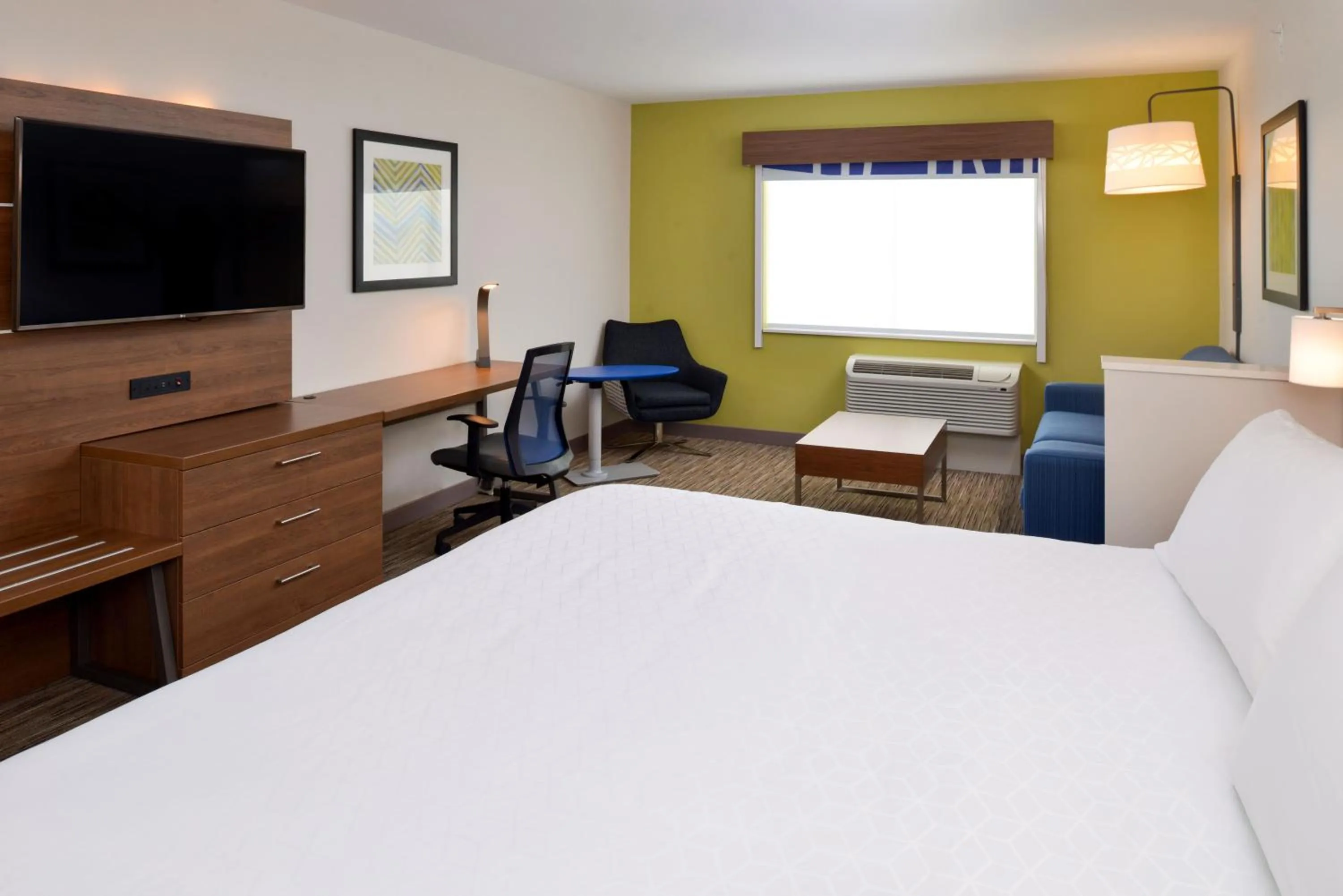 Bedroom, Bed in Holiday Inn Express & Suites - Ottumwa by IHG