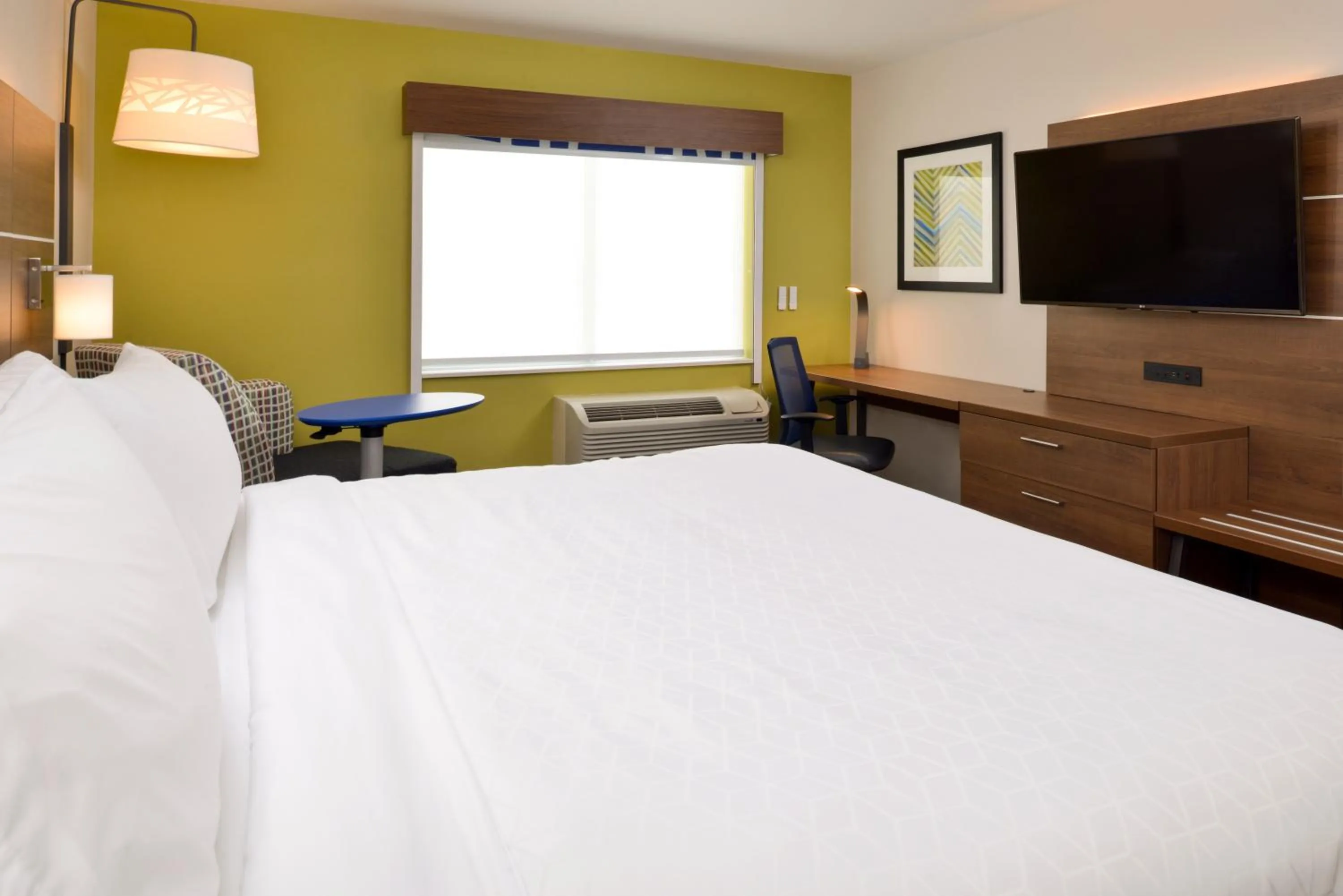 Photo of the whole room, Bed in Holiday Inn Express & Suites - Ottumwa by IHG