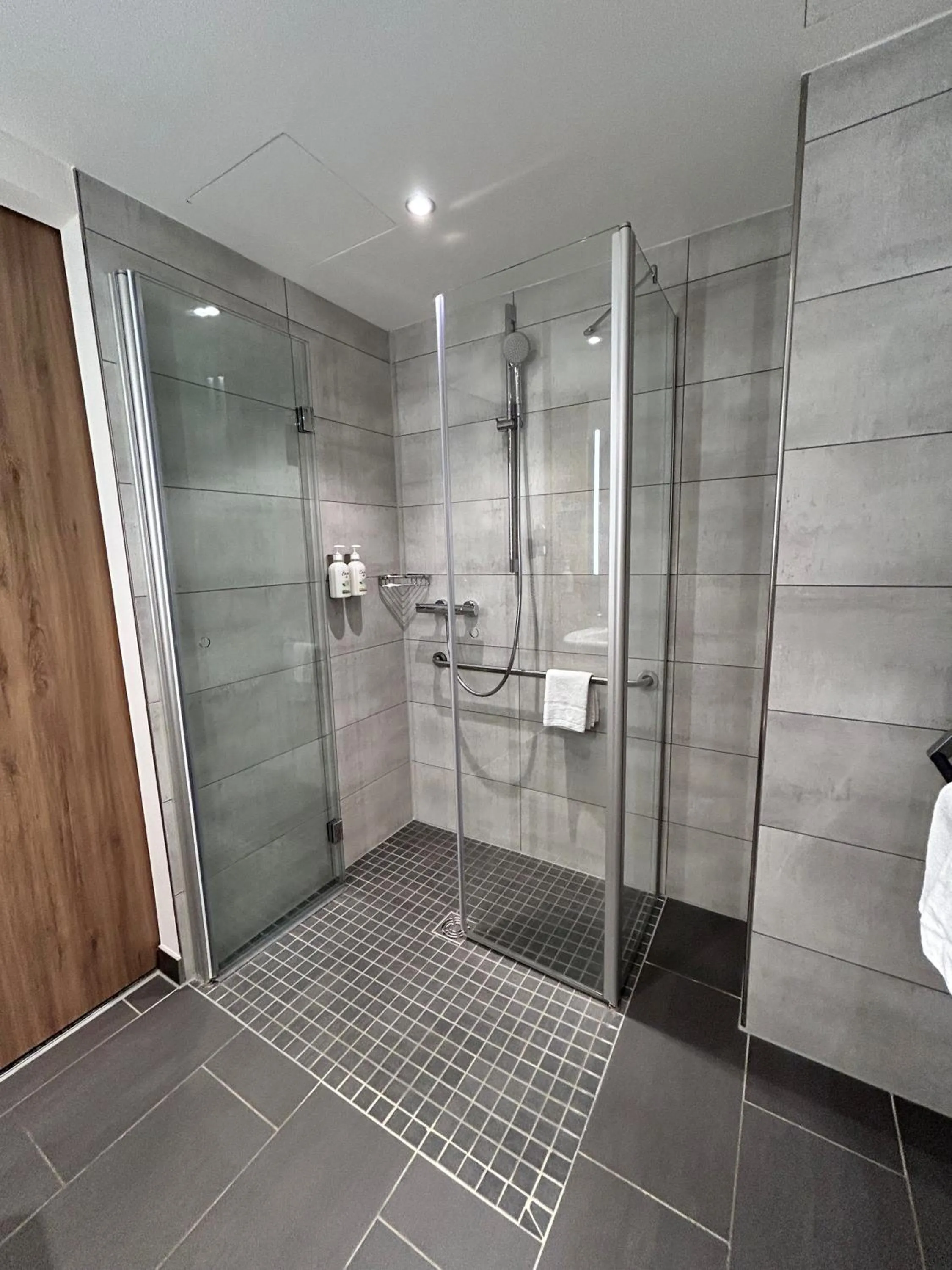 Shower in Holiday Inn - Hamburg - HafenCity by IHG