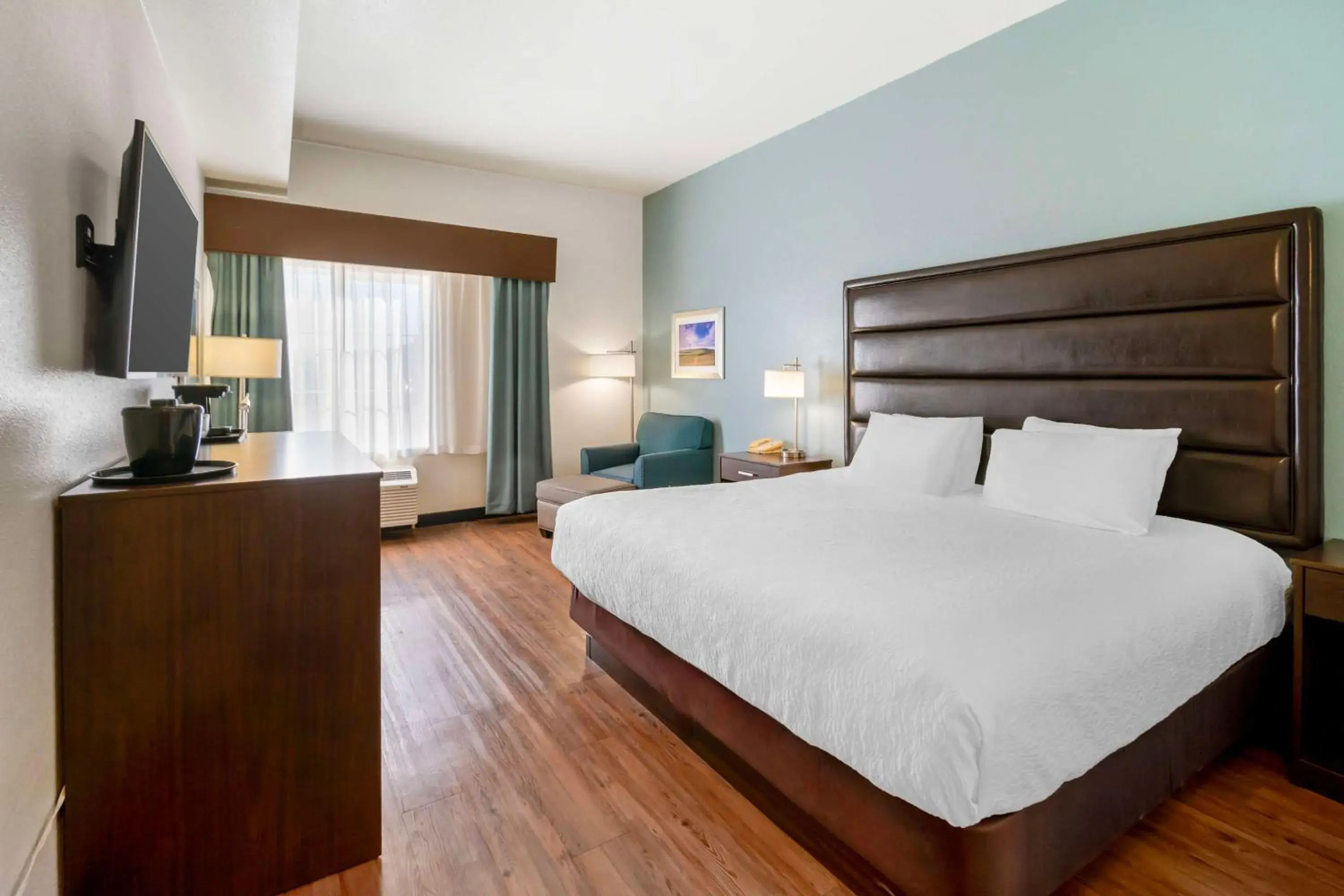 King Room with Mobility Accessible Tub - Pet Friendly in Best Western Crater Lake Highway White City/Medford King Room with Mobility Accessible Tub - Pet Friendly in Best Western Crater Lake Highway White City/Medford