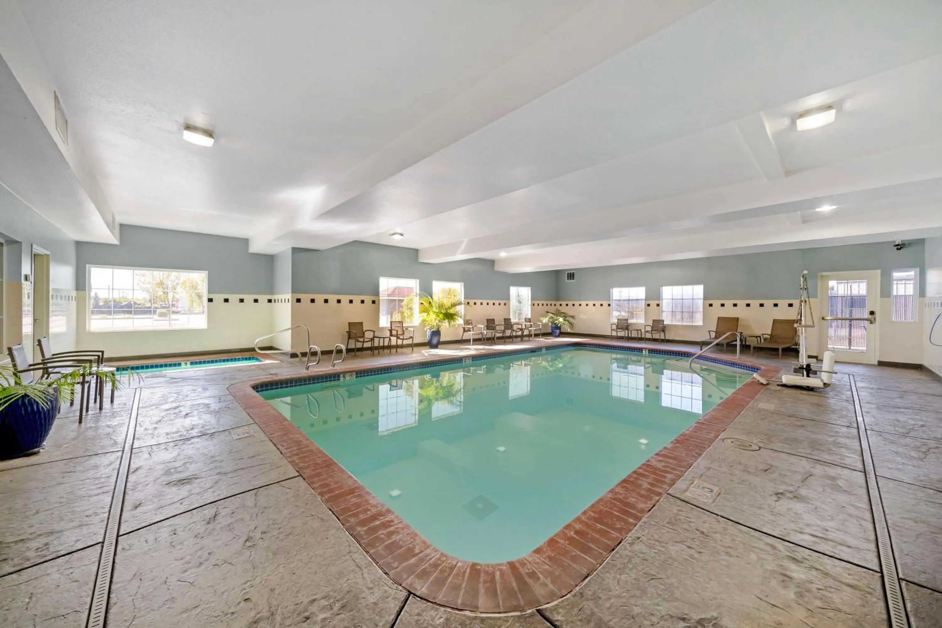 Pool view in Best Western Crater Lake Highway White City/Medford