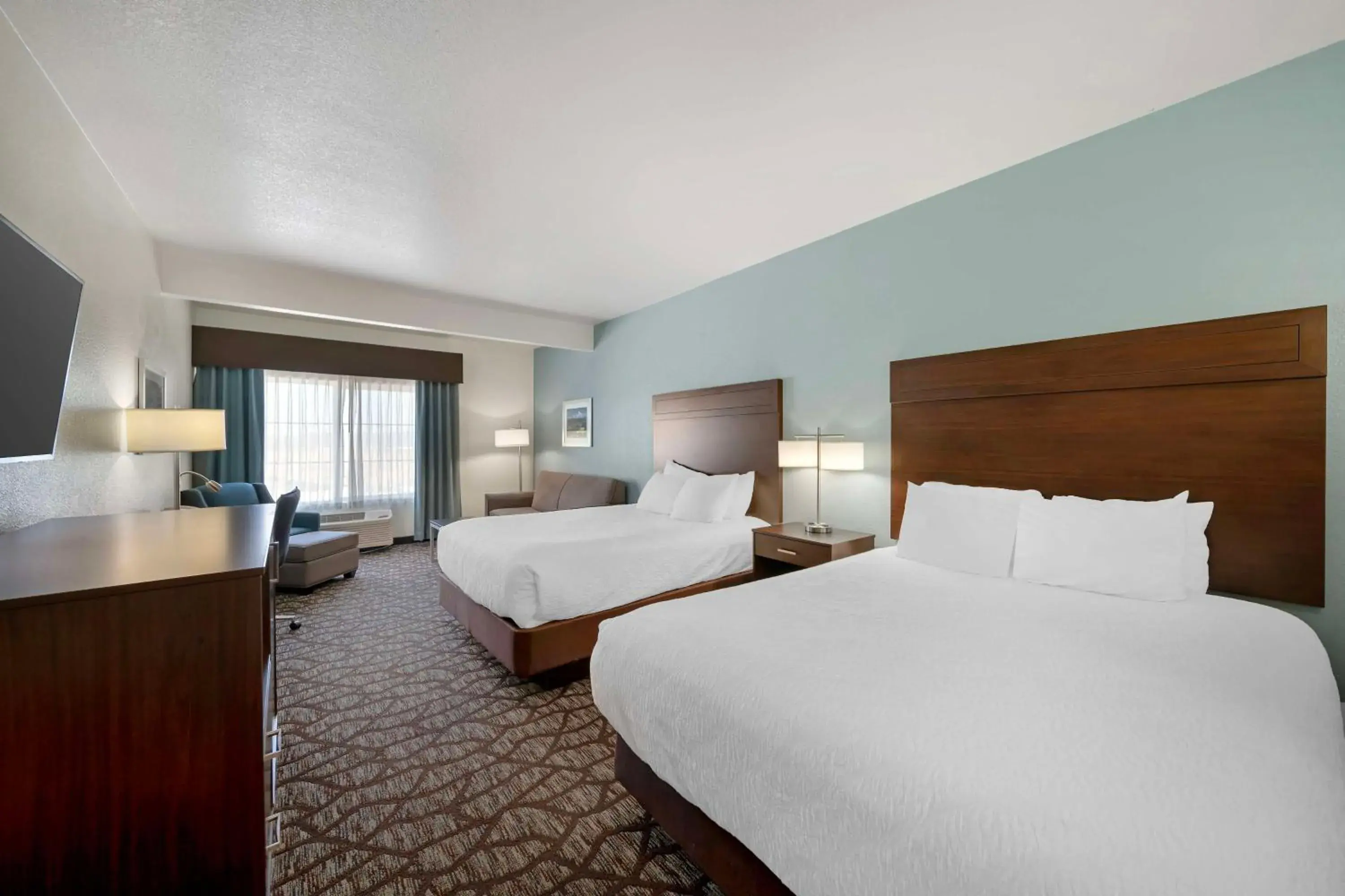 Queen Room with Two Queen Beds and Sofa in Best Western Crater Lake Highway White City/Medford Queen Room with Two Queen Beds and Sofa in Best Western Crater Lake Highway White City/Medford