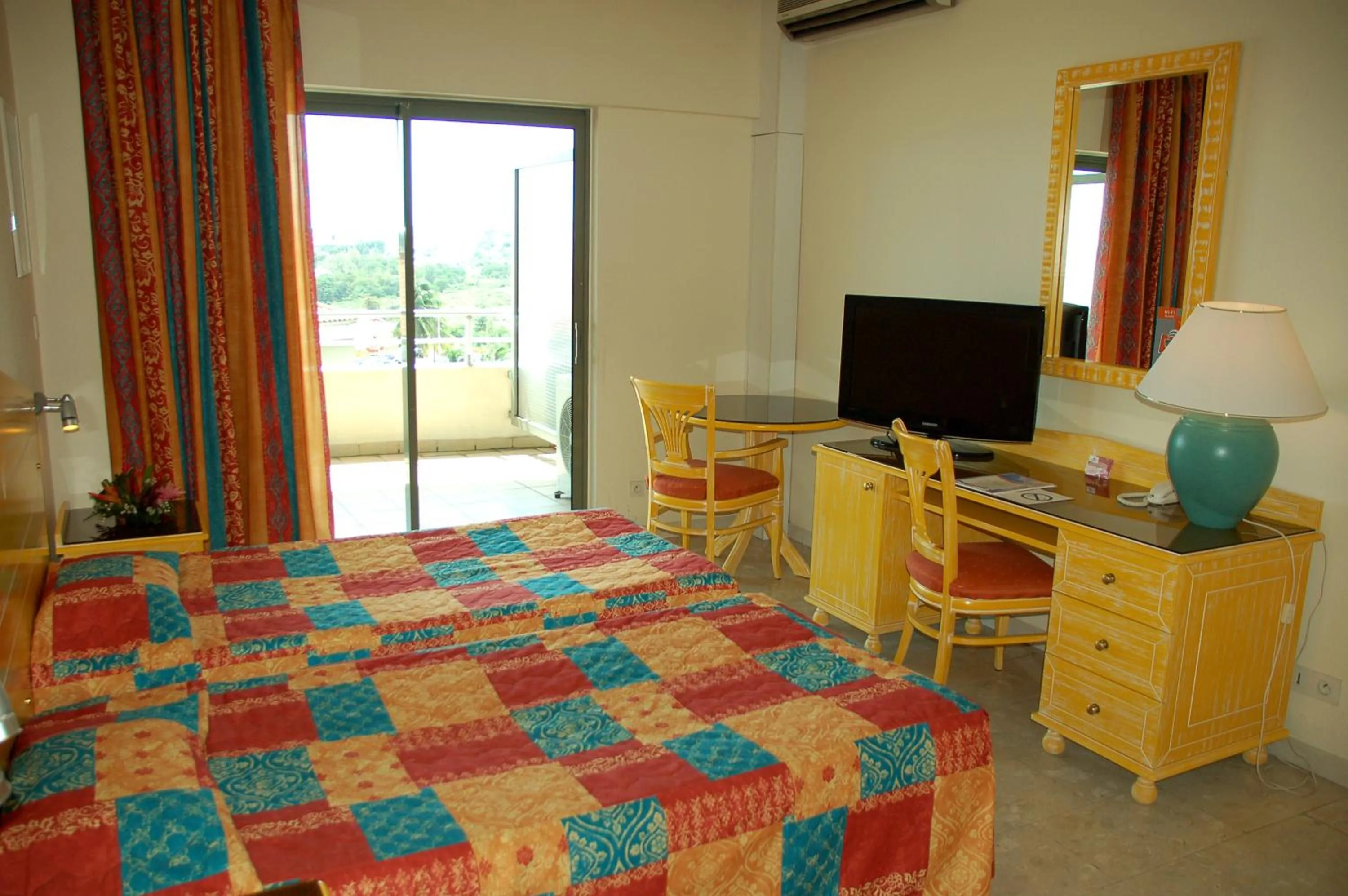 Communal lounge/ TV room, Bed in Hotel La Galleria