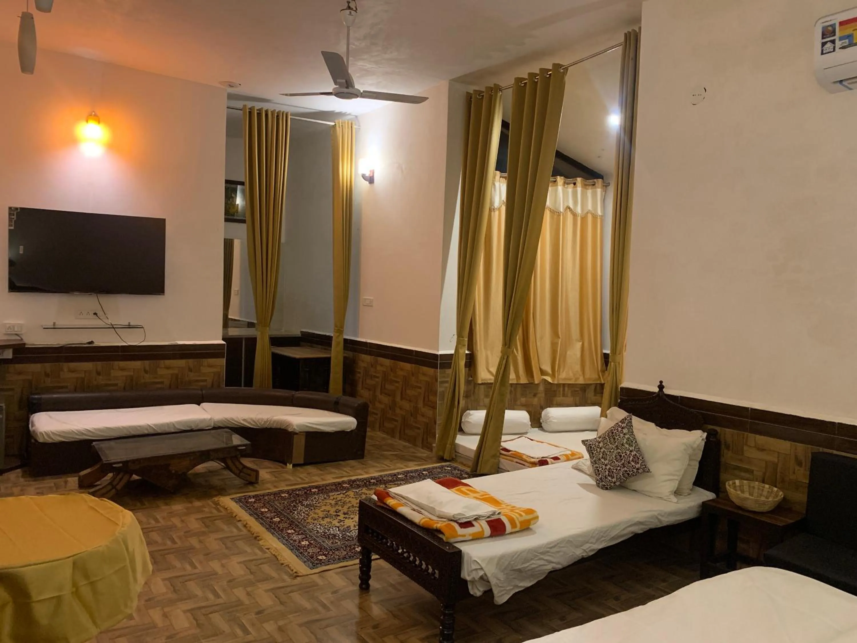 Photo of the whole room, Bed in Haveli Expedition & Resort
