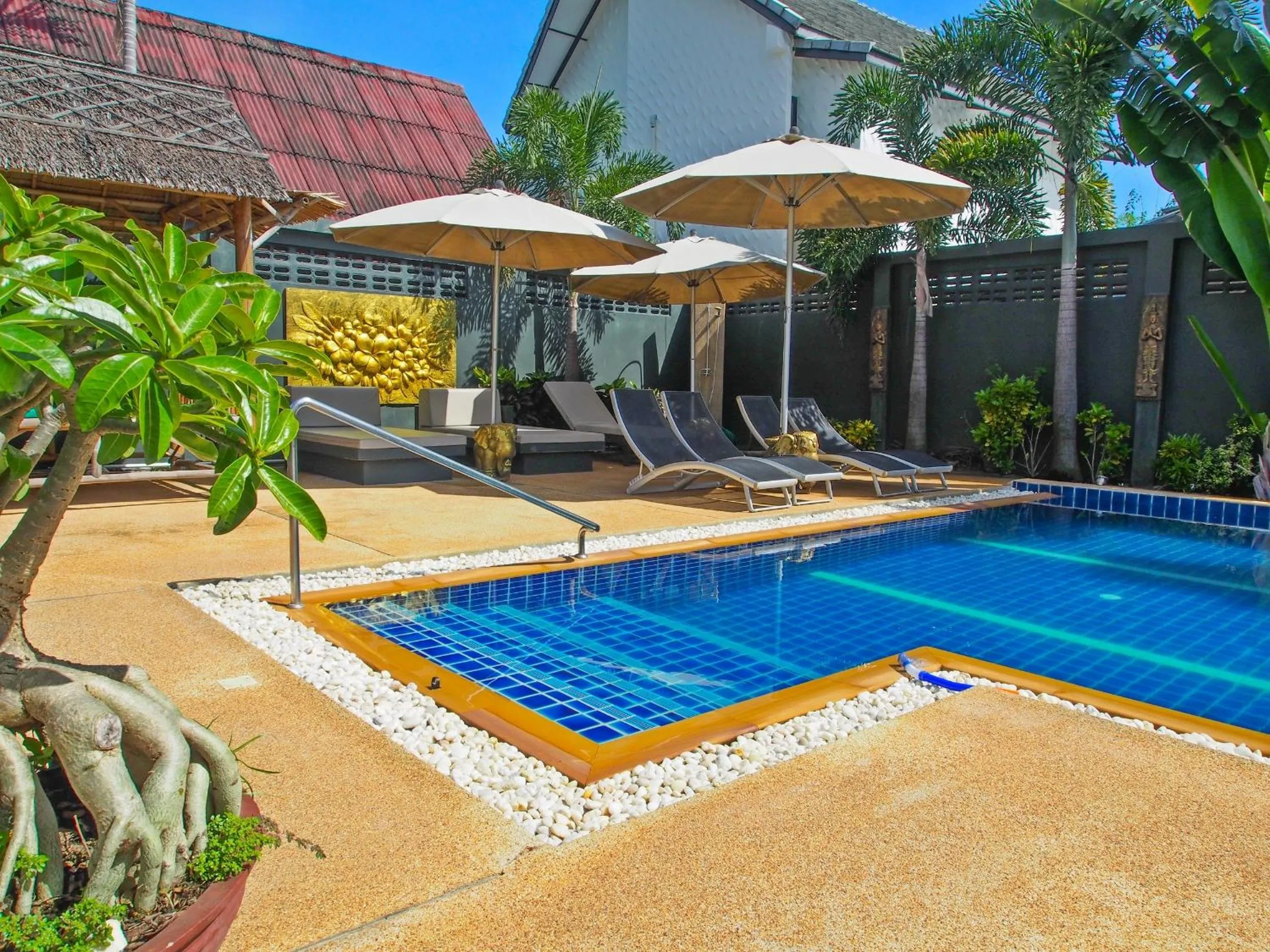 Swimming pool in Nid's Bungalows