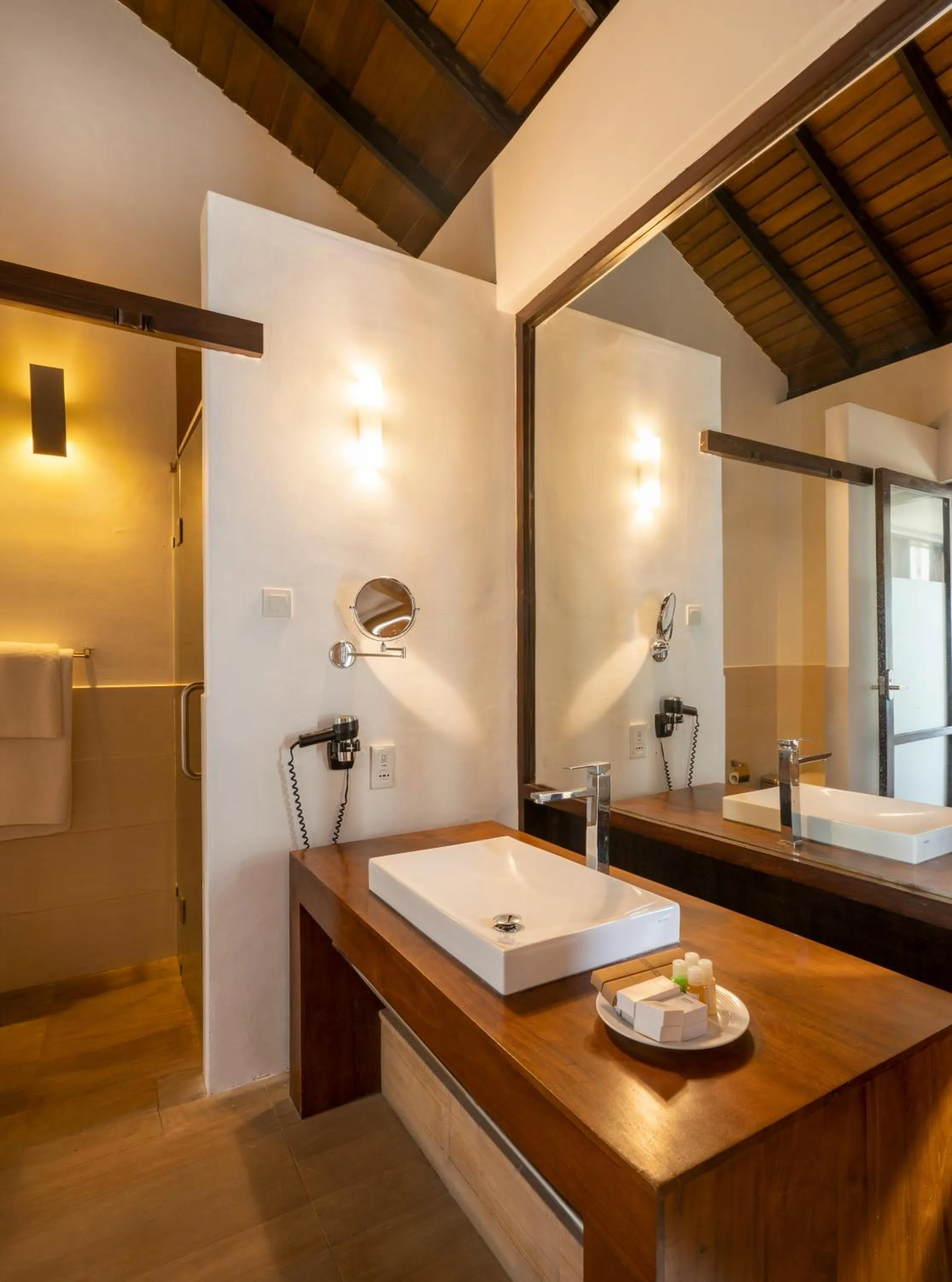 Bathroom, Bed in Grand Beach