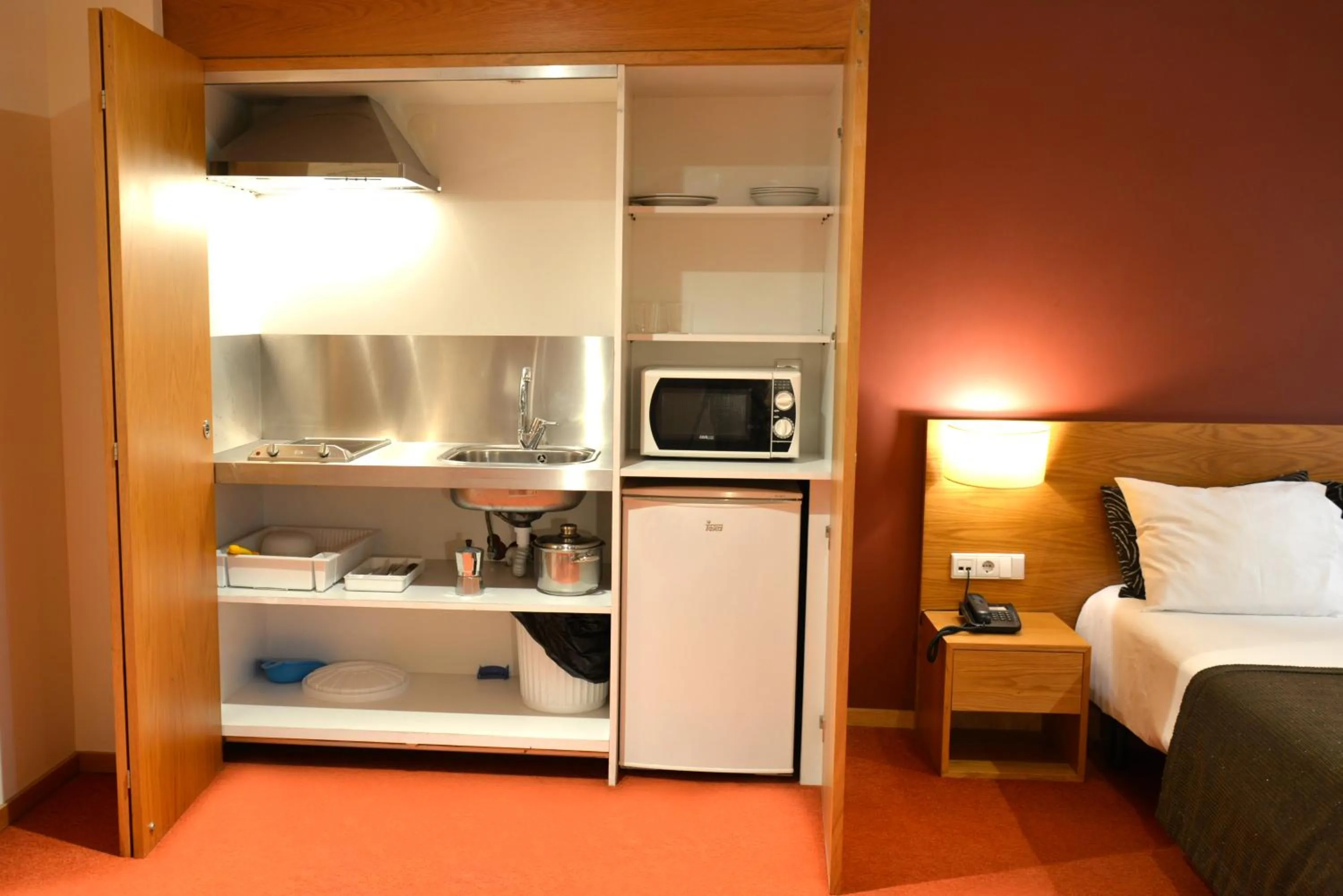 Kitchen or kitchenette, Bed in Paredes Hotel Apartamento