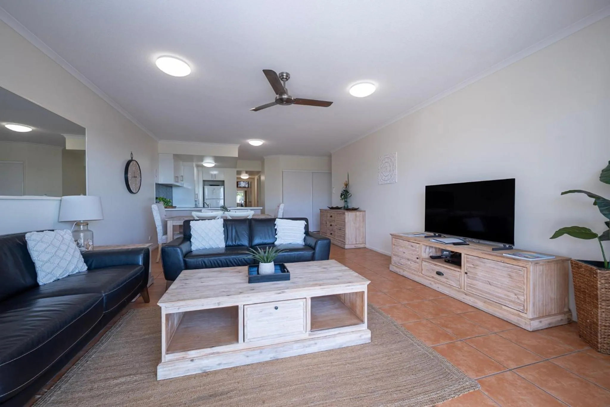 TV and multimedia in Endless Summer Resort