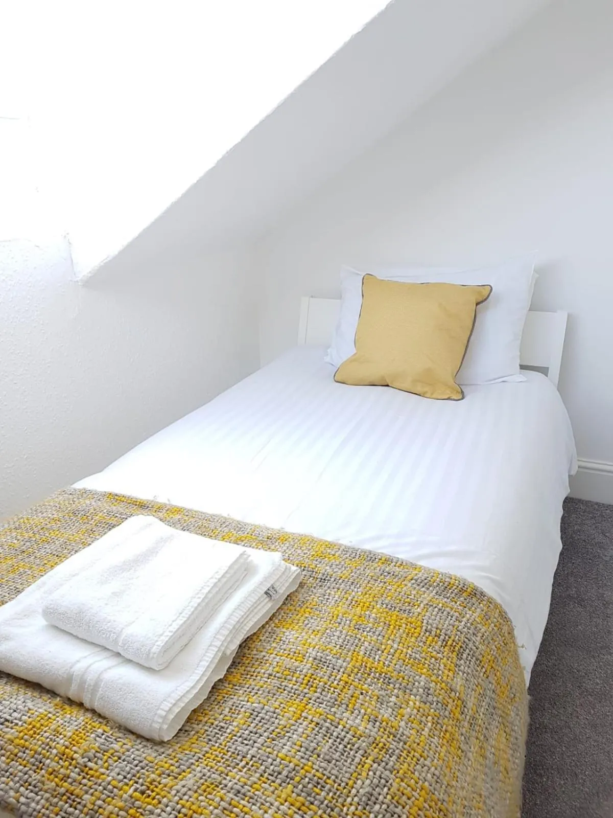 Bedroom, Bed in Saltwater