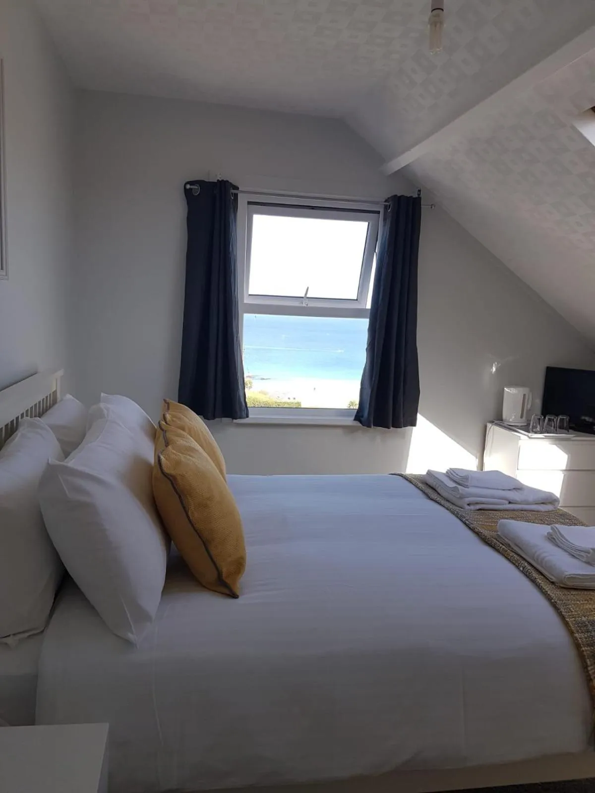 Bedroom, Bed in Saltwater