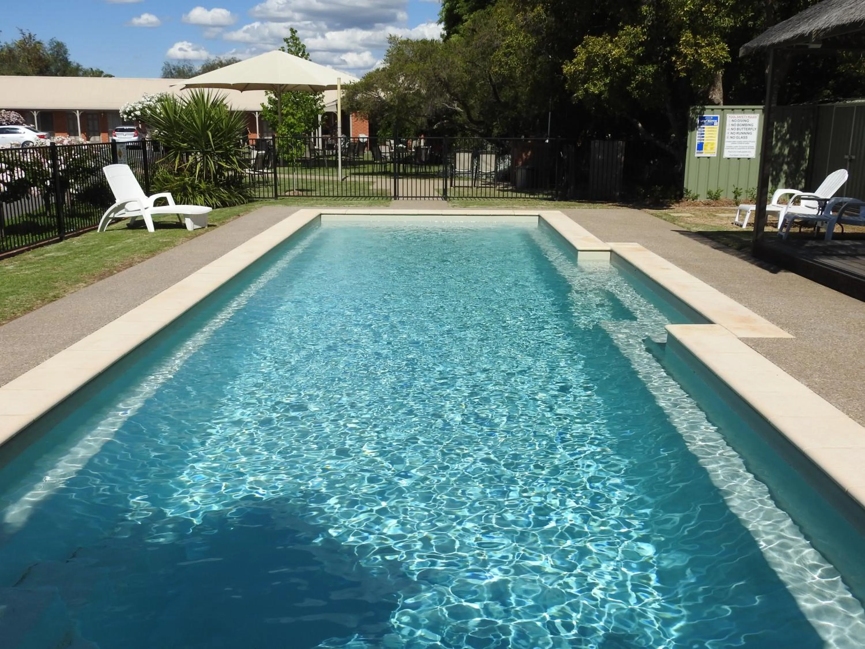 Swimming pool in Wine Village Motor Inn