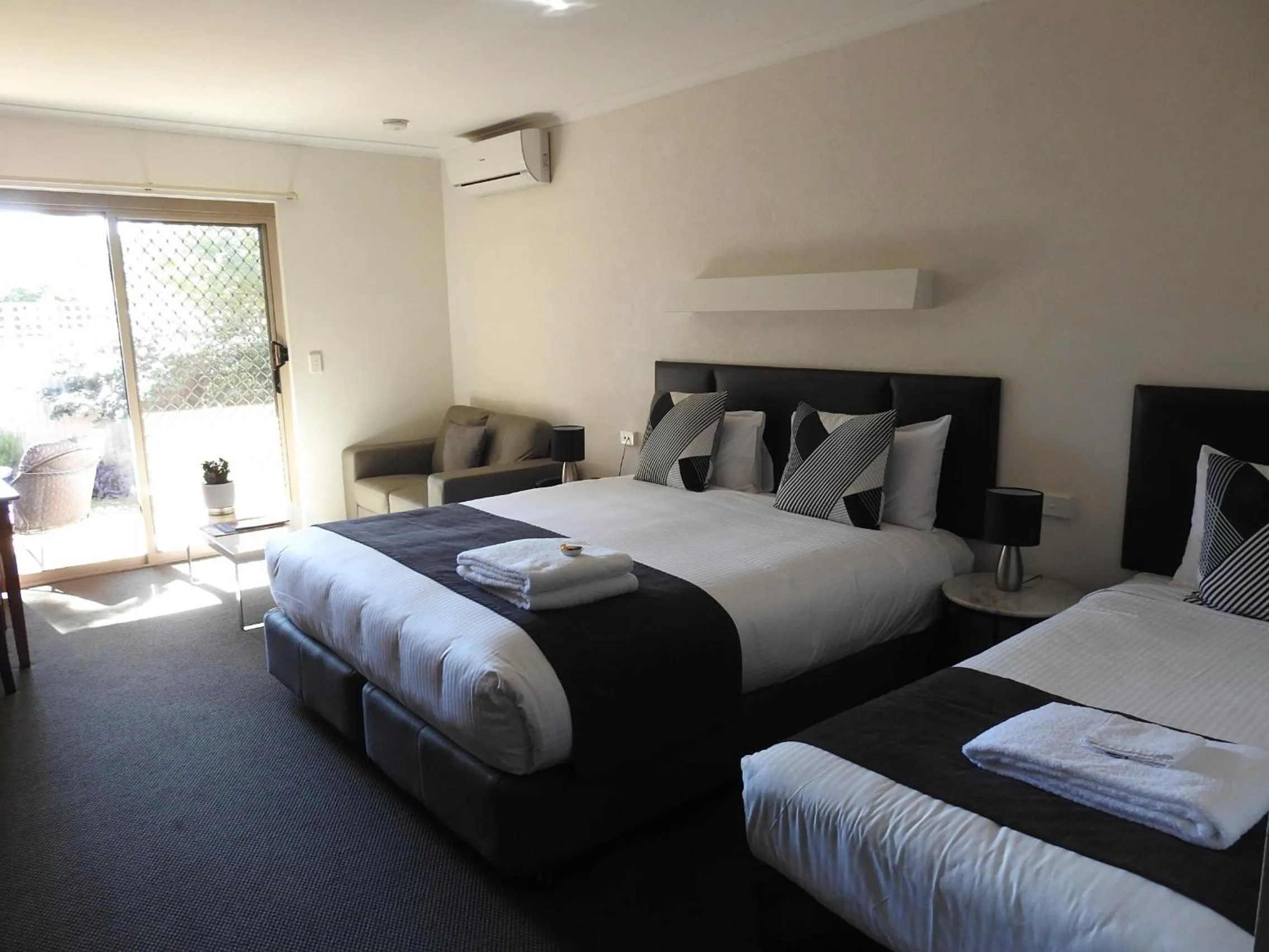 Bed in Wine Village Motor Inn