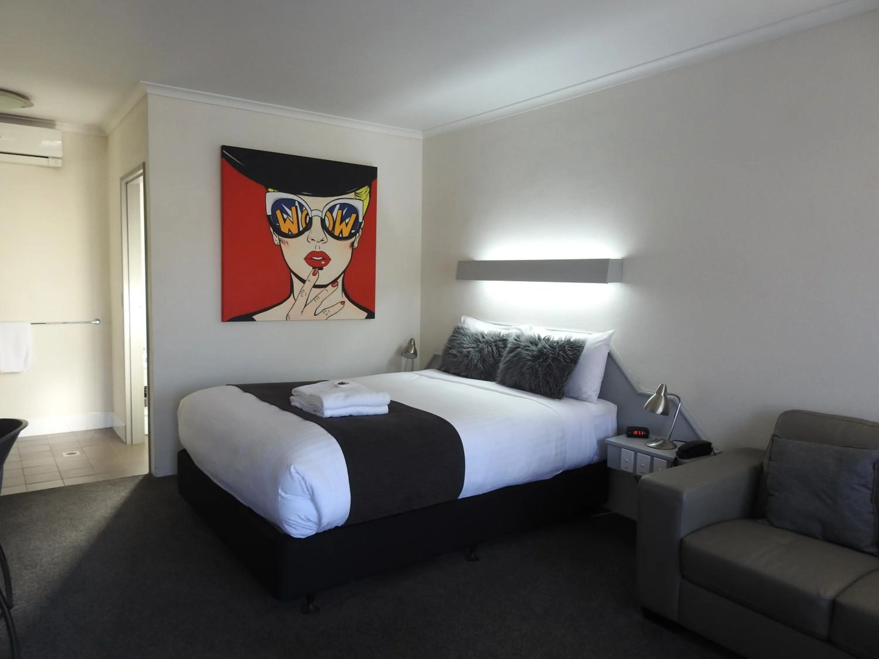 Bed in Wine Village Motor Inn