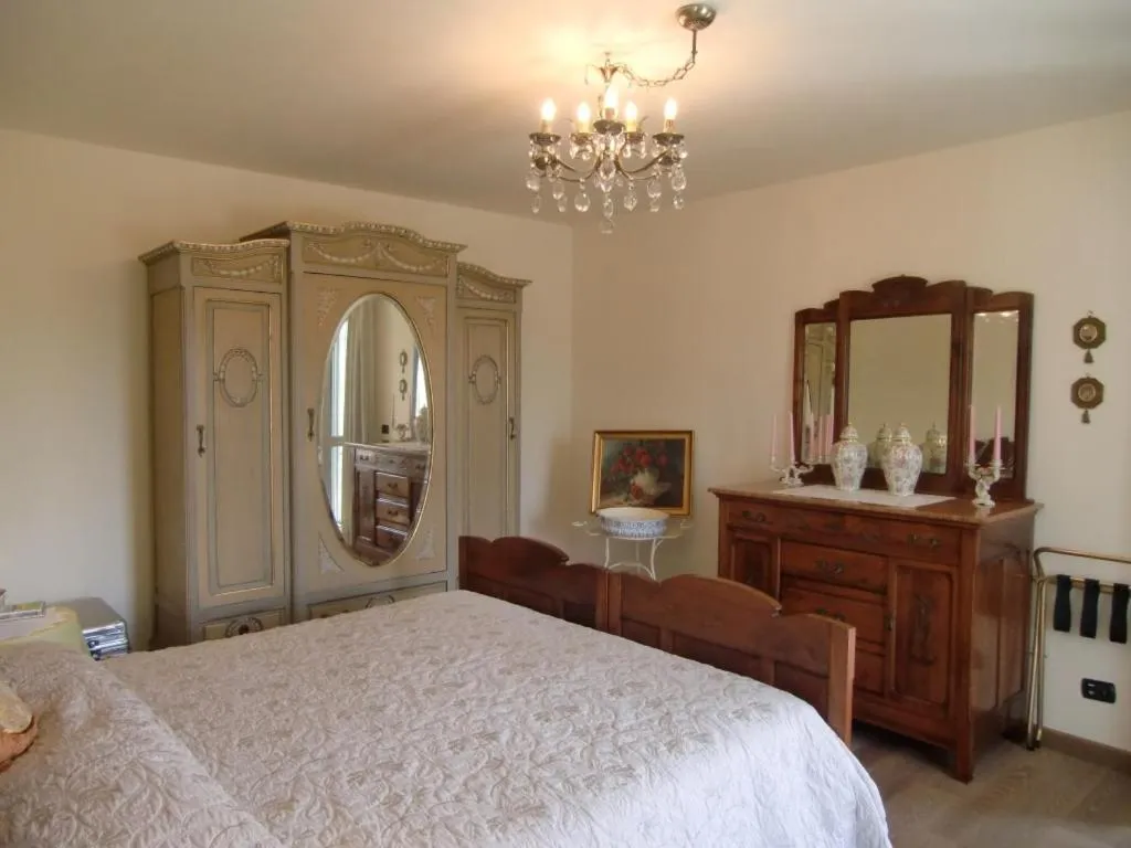 Photo of the whole room in B&B LA VIGNA DI TINA