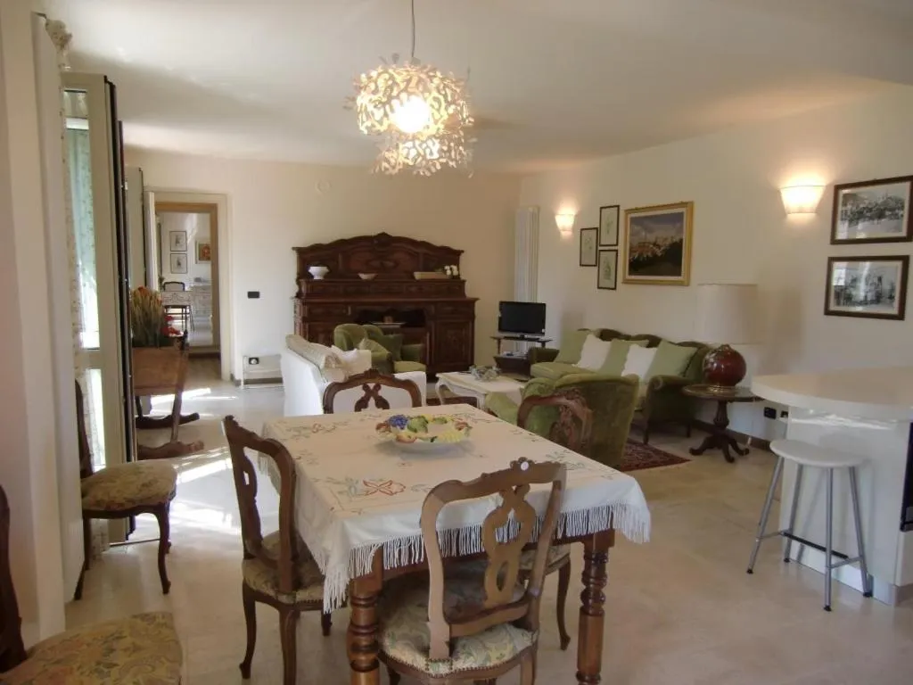 Dining area in B&B LA VIGNA DI TINA