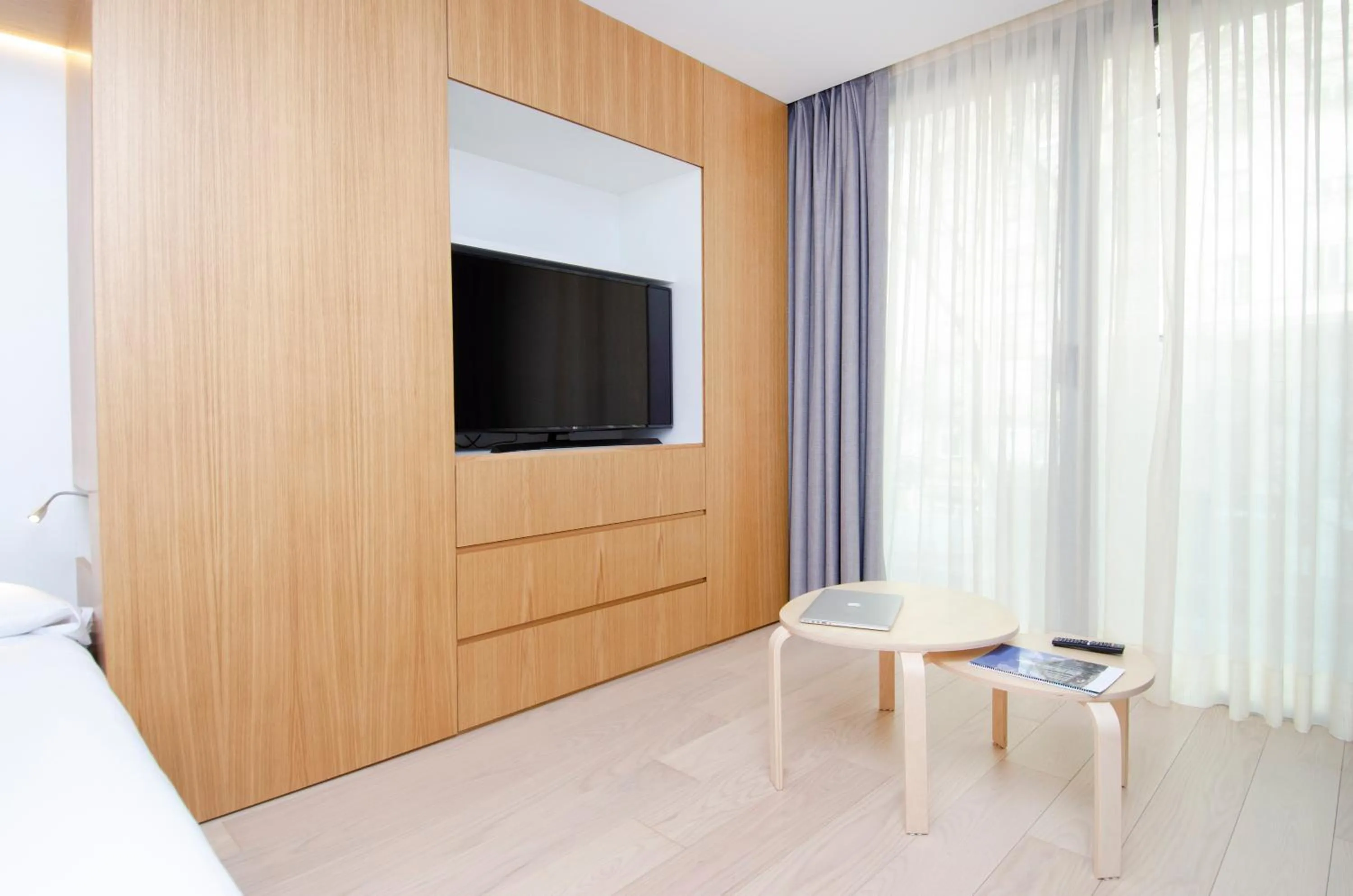 TV and multimedia in Hoom Apartments Juan Bravo