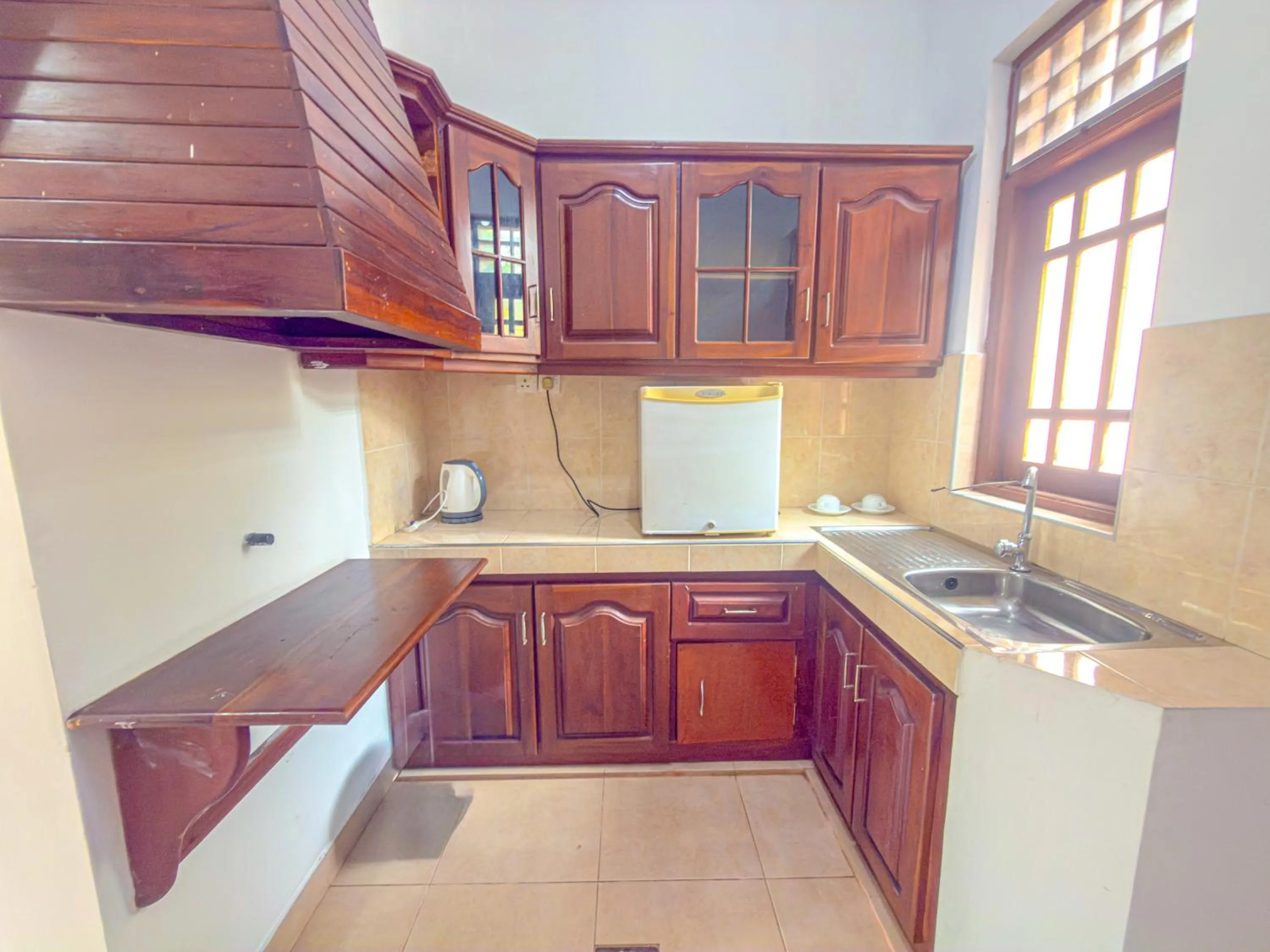 Kitchen or kitchenette in Airport Green View Hotel Katunayake