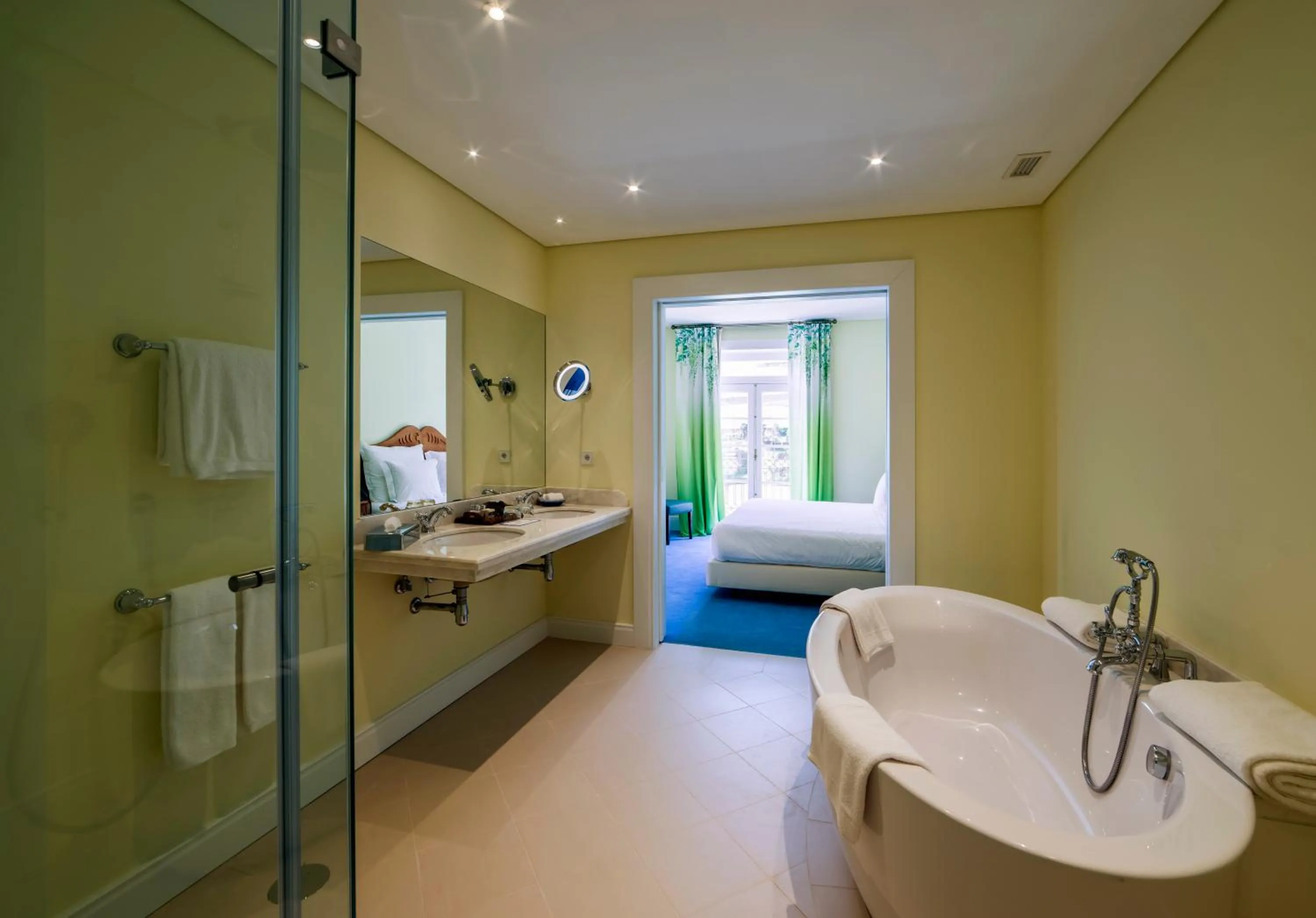 Bathroom, Bed in The Vintage House - Douro