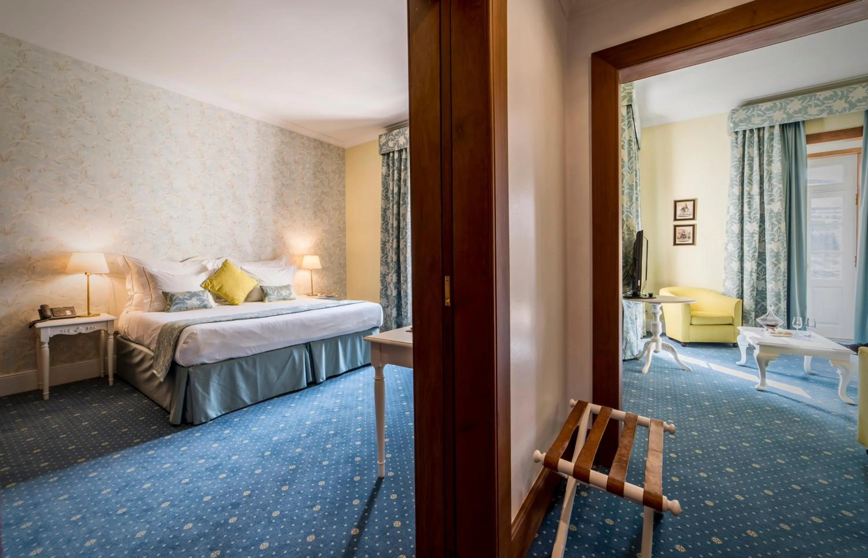 Living room, Bed in The Vintage House - Douro