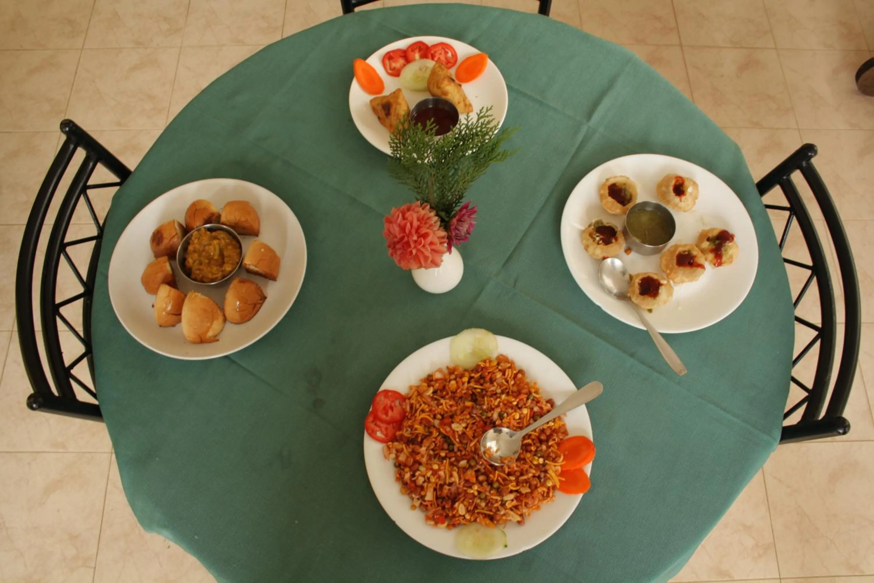 Food and drinks in Ayur County Resort