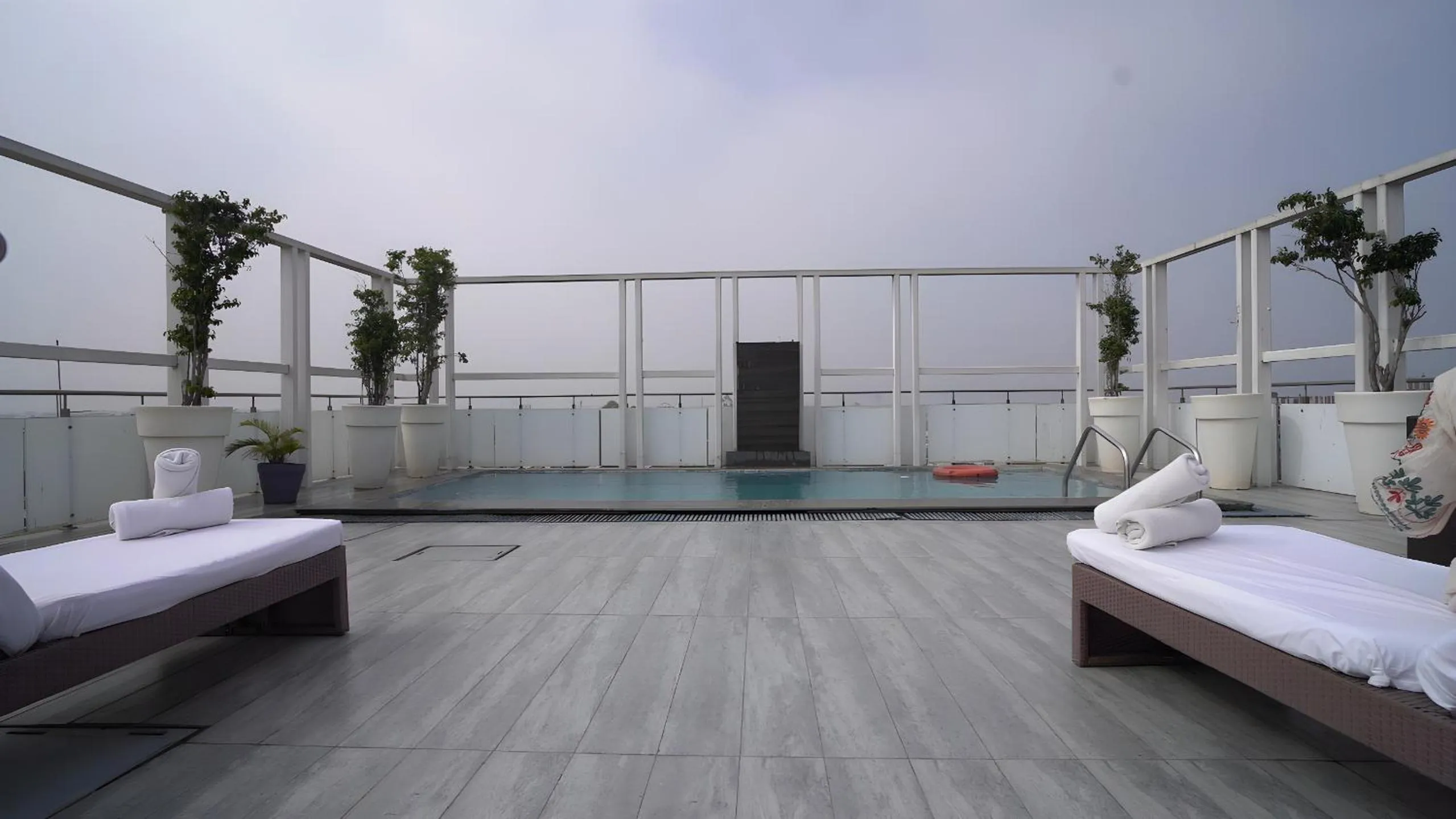 Swimming pool, Bed in Quality Inn Gurgaon