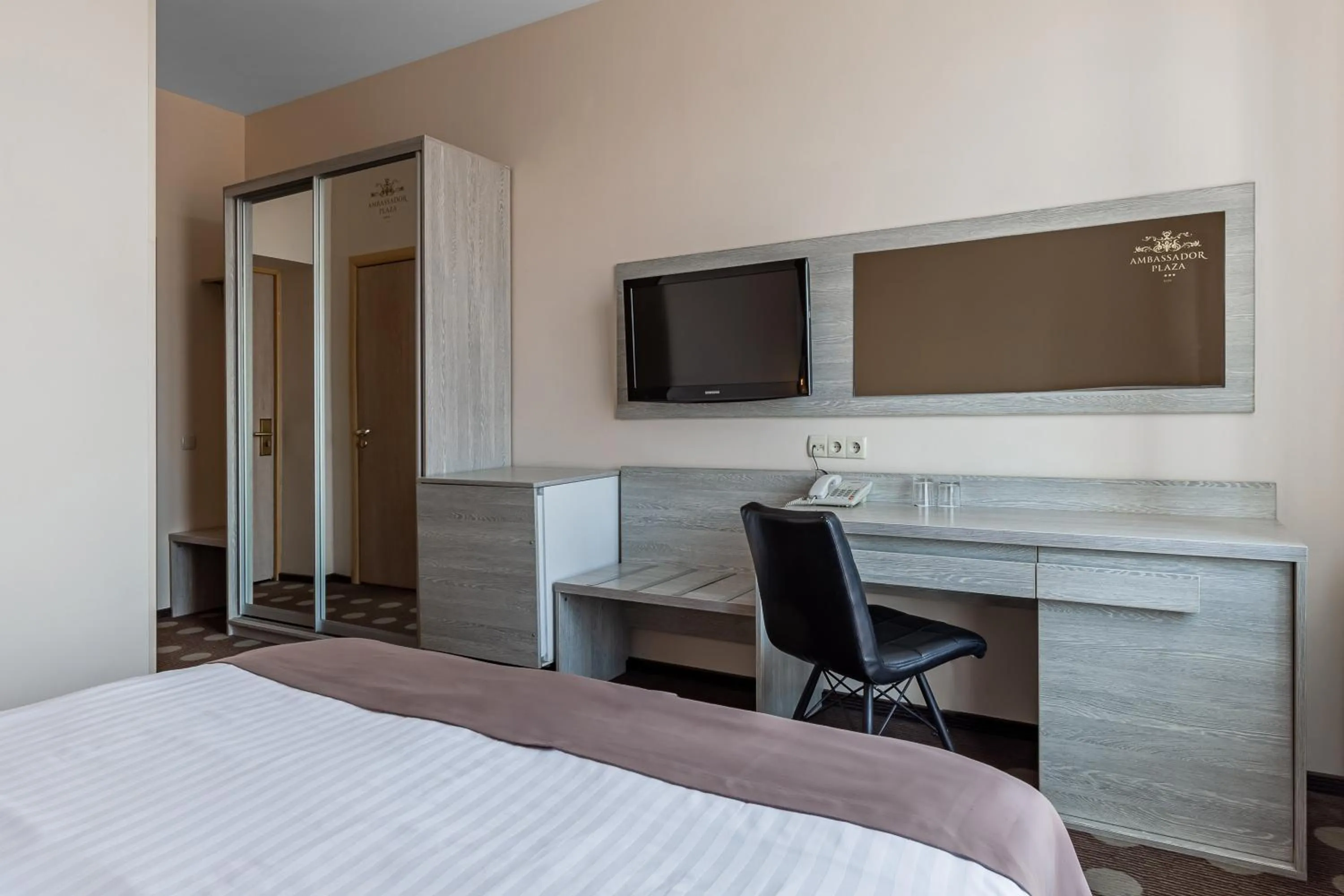 Communal lounge/ TV room, Bed in Ambassador Plaza