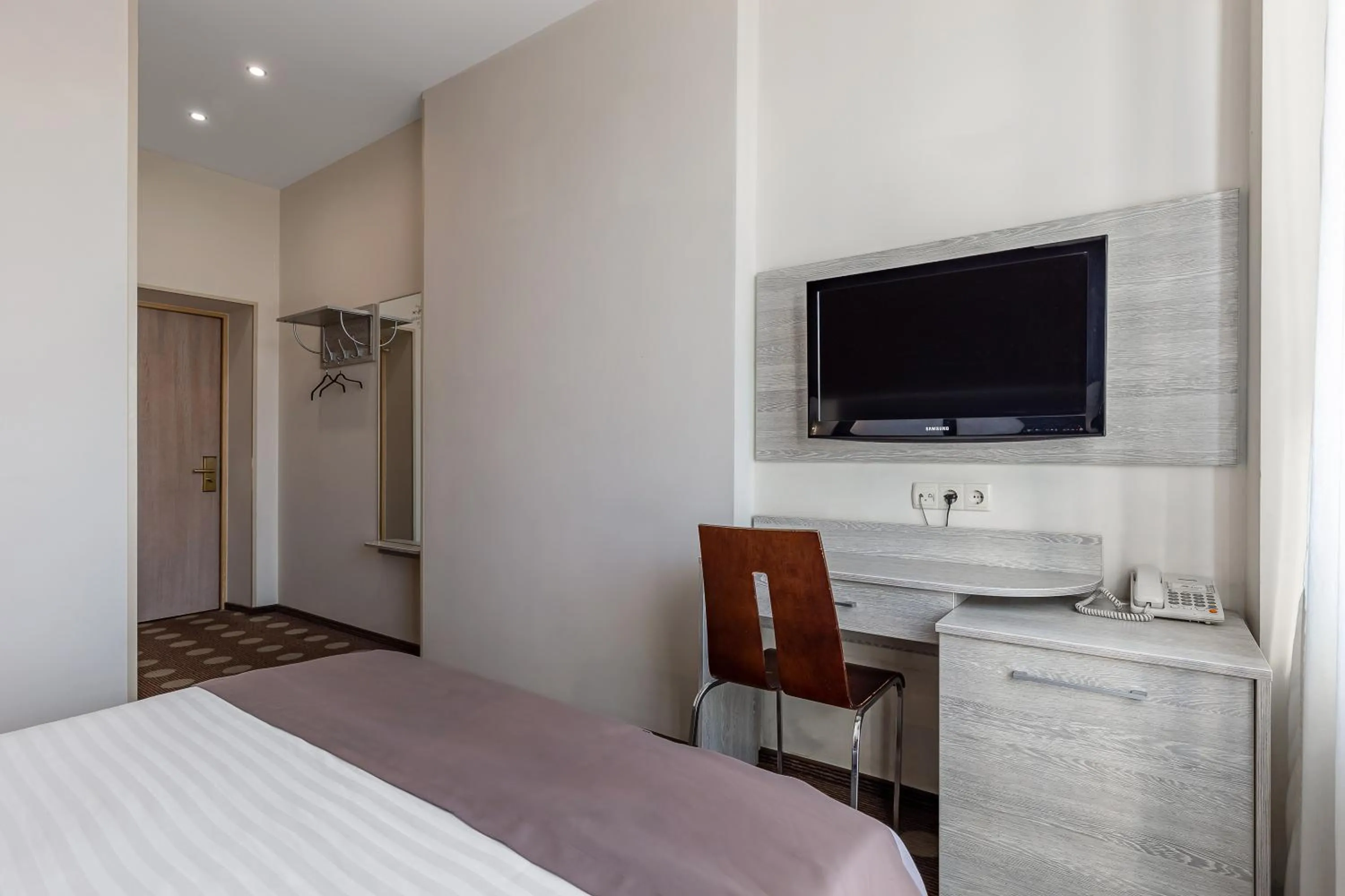 Bed in Ambassador Plaza