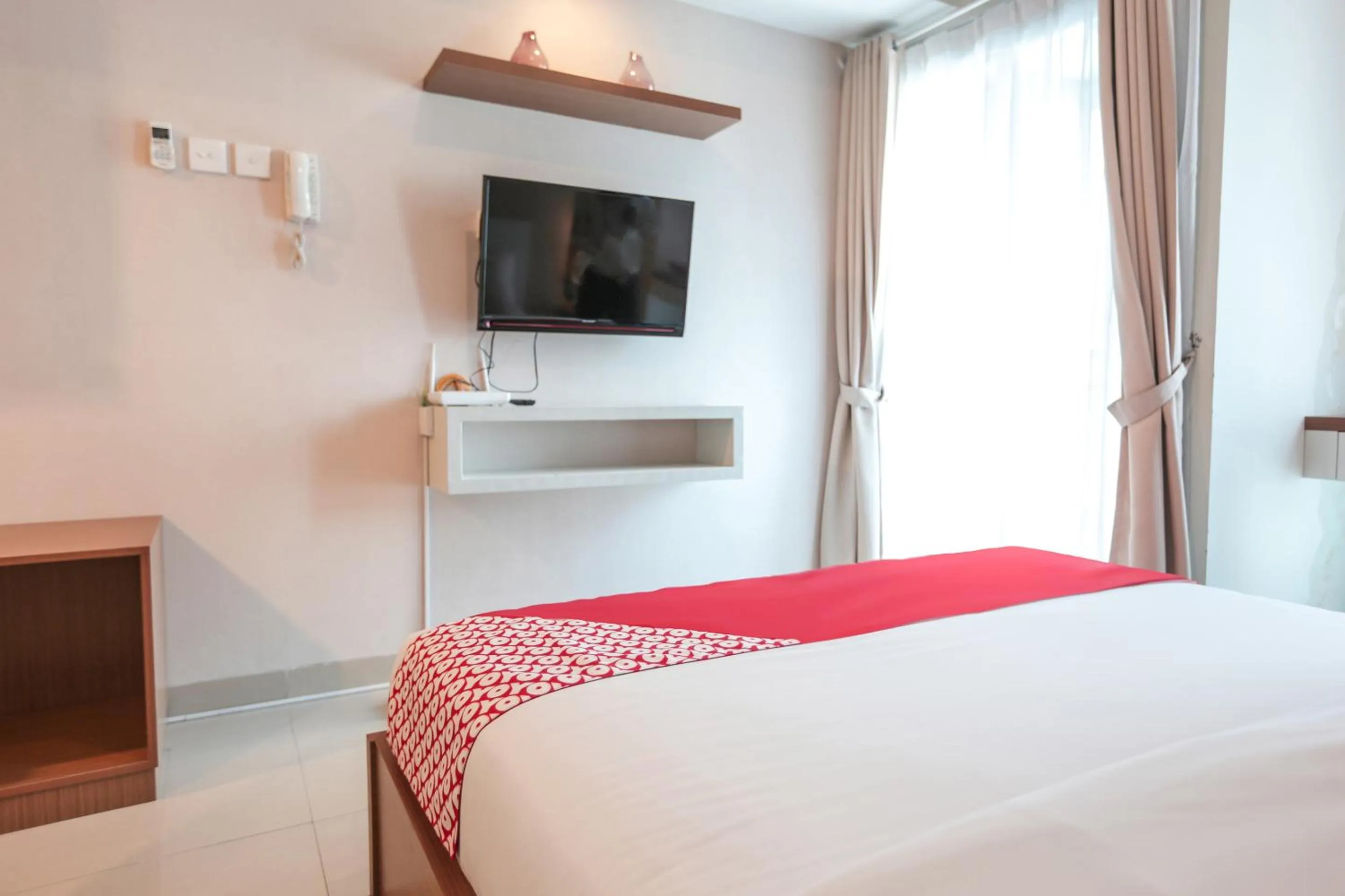 Bedroom in OYO  Flagship 755 Appartel Grand Dhika City