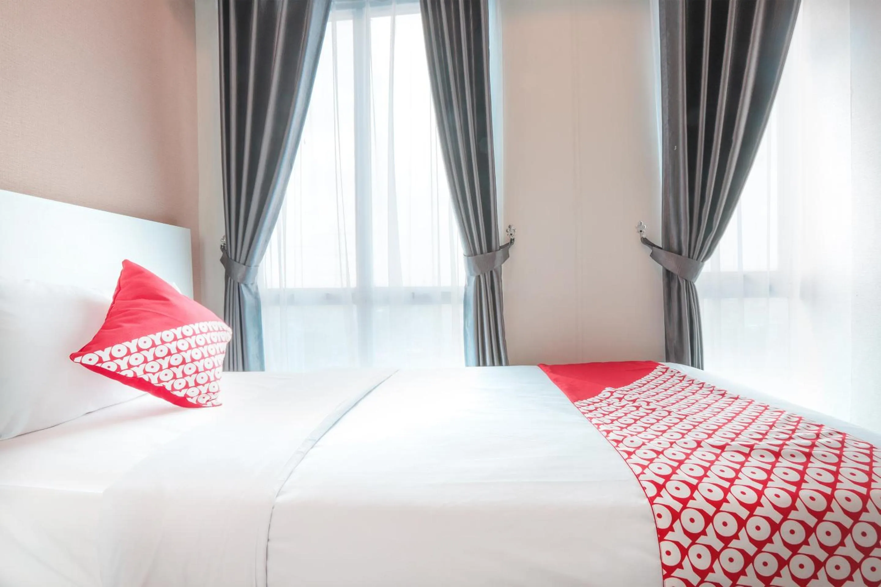 Bedroom in OYO  Flagship 755 Appartel Grand Dhika City