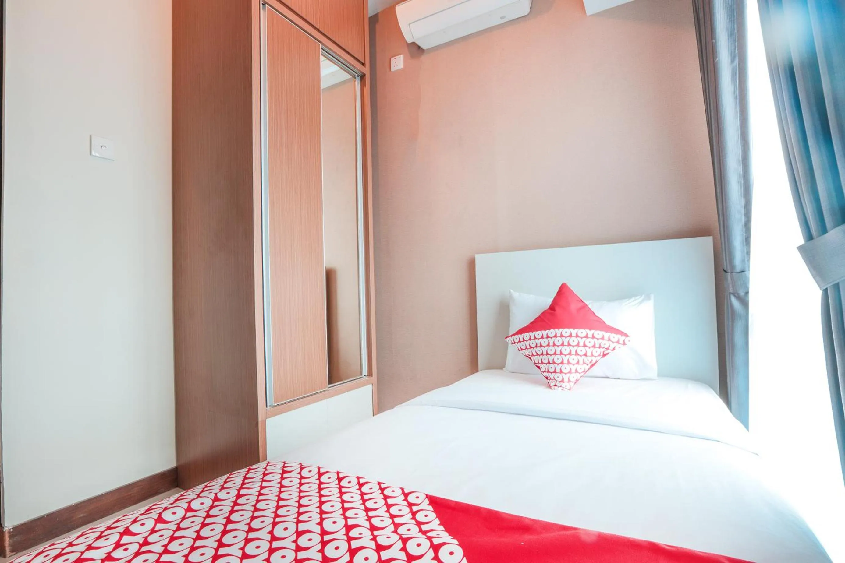 Bedroom in OYO  Flagship 755 Appartel Grand Dhika City