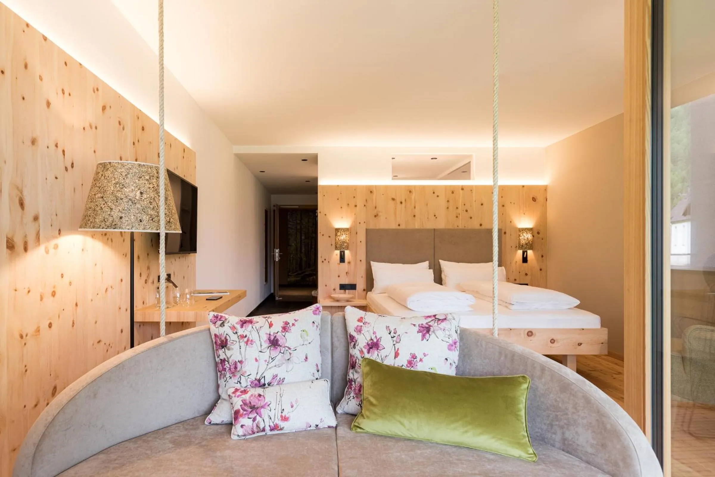 Photo of the whole room, Bed in Tonzhaus Hotel