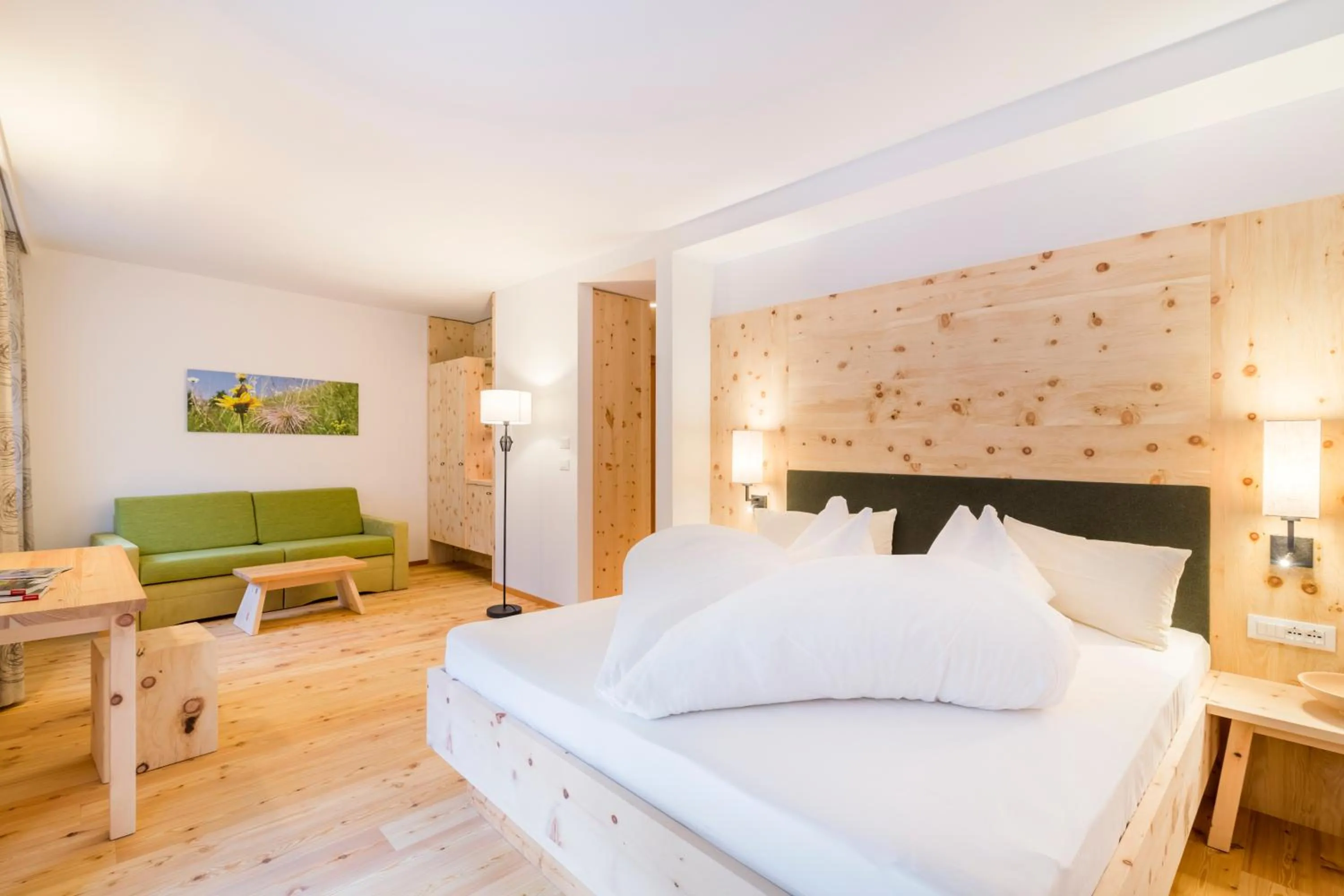 Photo of the whole room, Bed in Tonzhaus Hotel