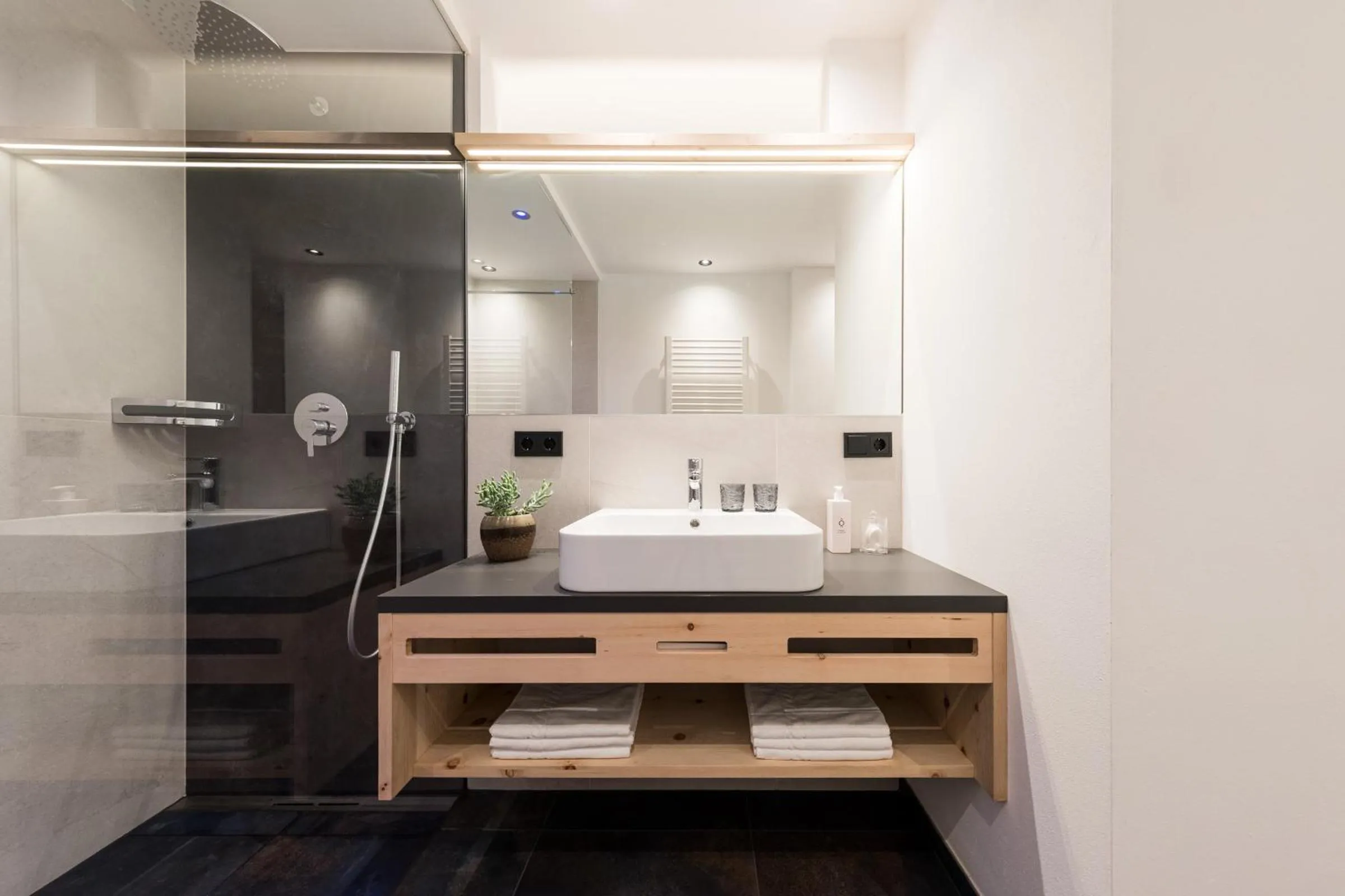 Bathroom in Tonzhaus Hotel