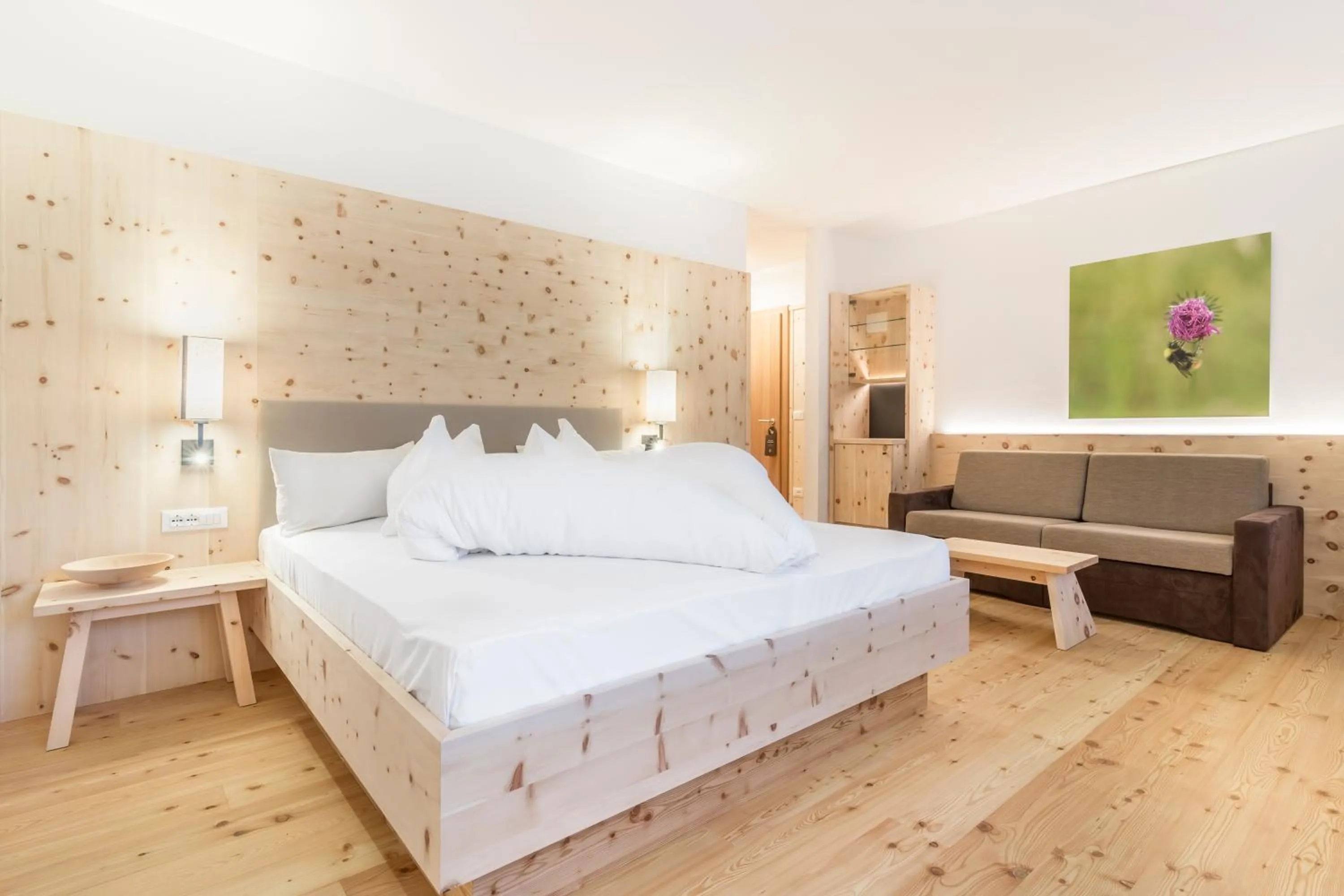 Photo of the whole room, Bed in Tonzhaus Hotel