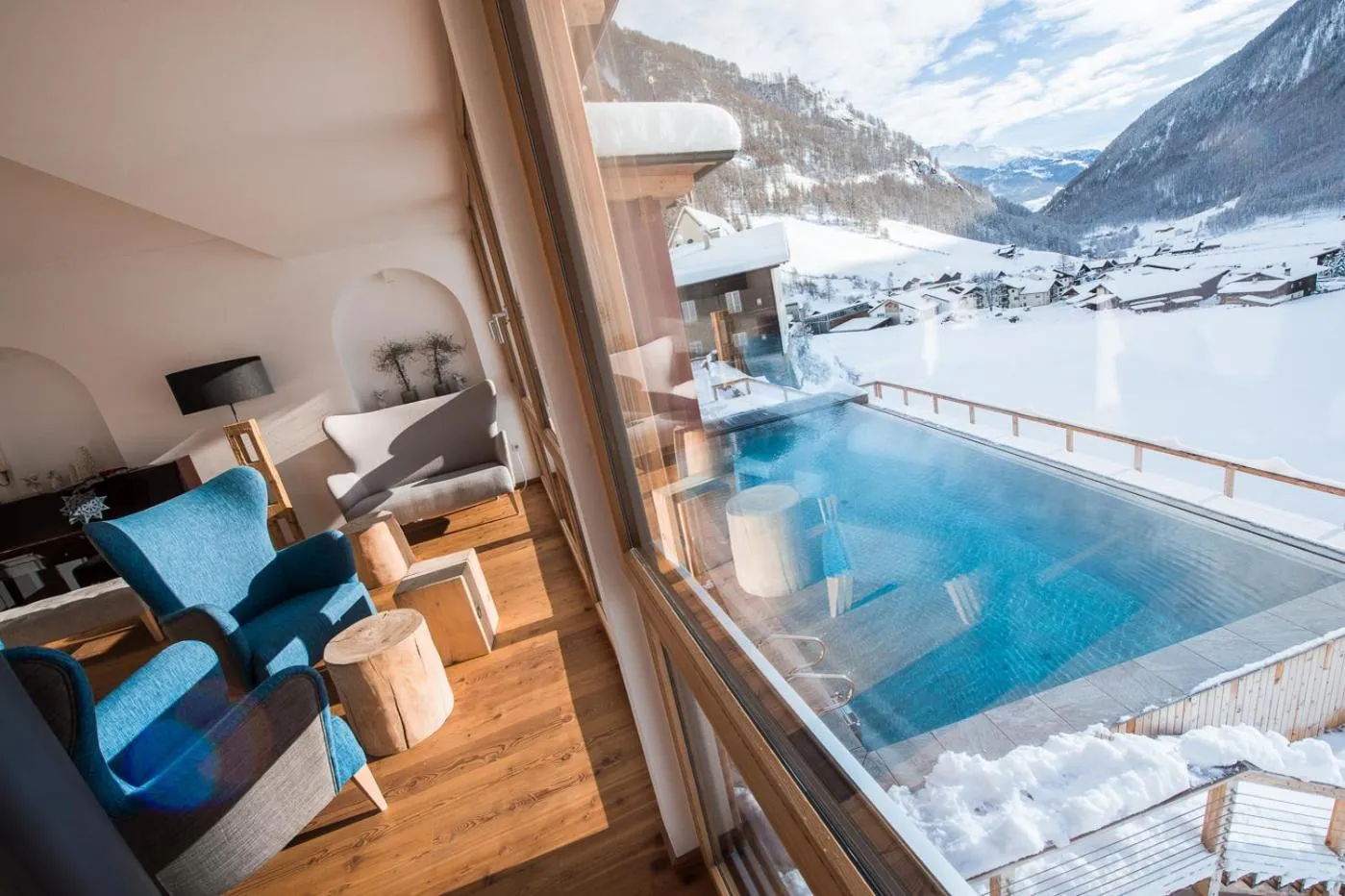 Property building in Tonzhaus Hotel