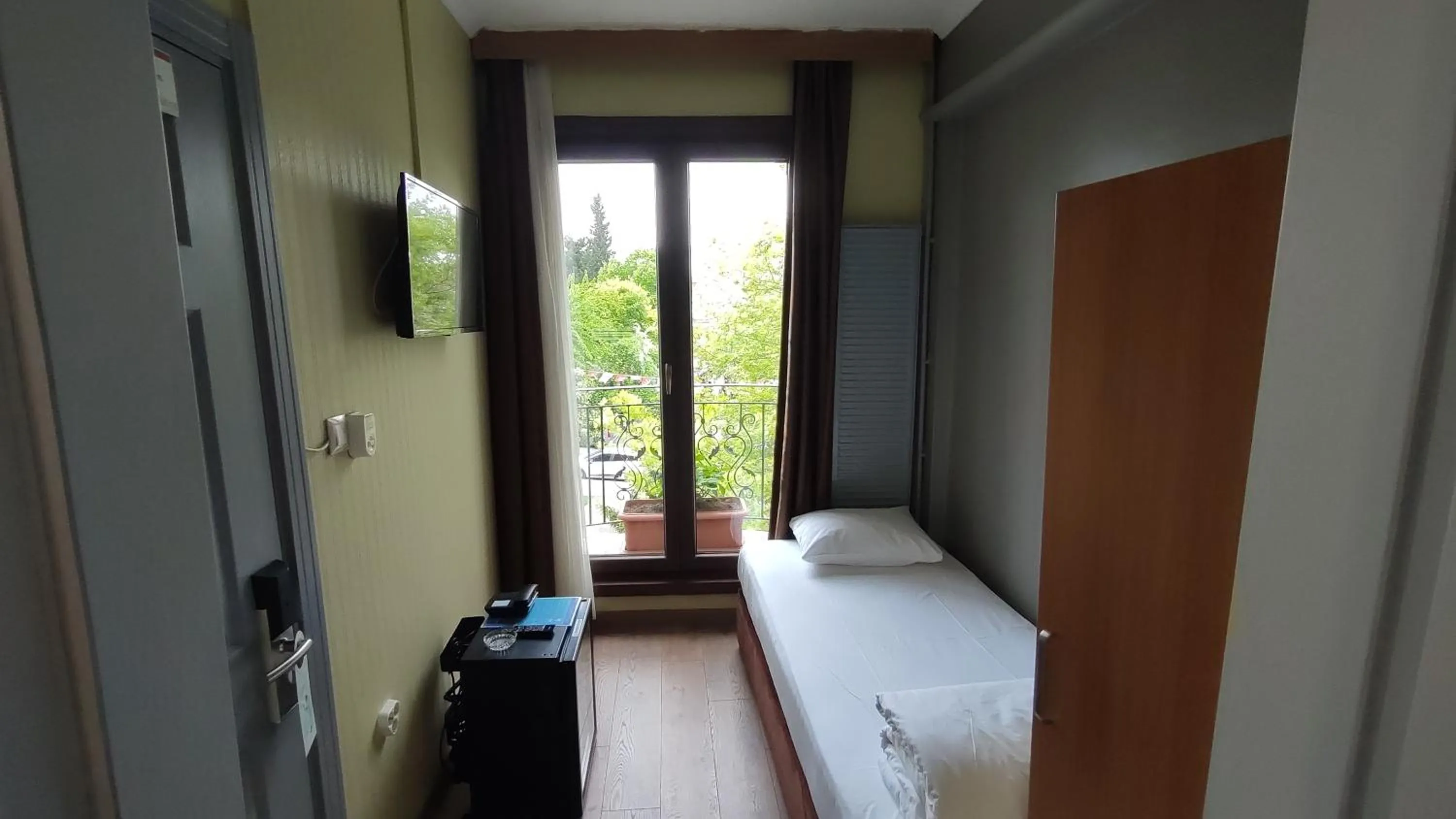 Photo of the whole room, Bed in Hotel Torun Istanbul Old City