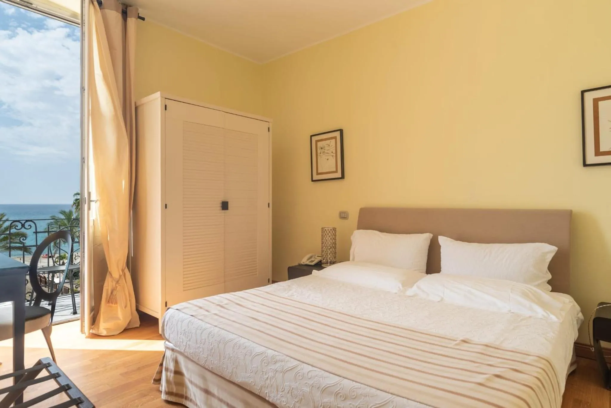 Bedroom, Bed in Hotel De La Plage