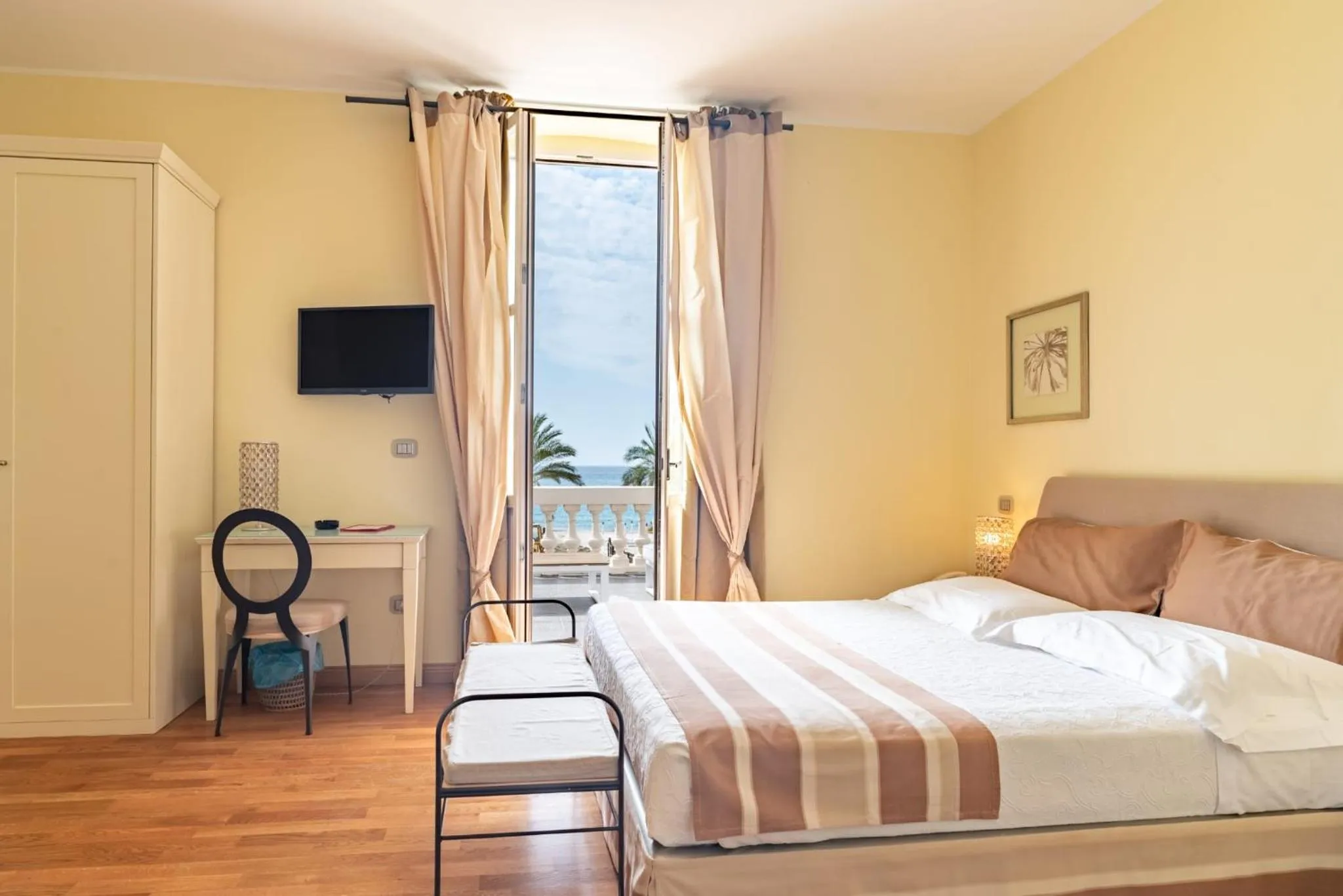 Photo of the whole room, Bed in Hotel De La Plage