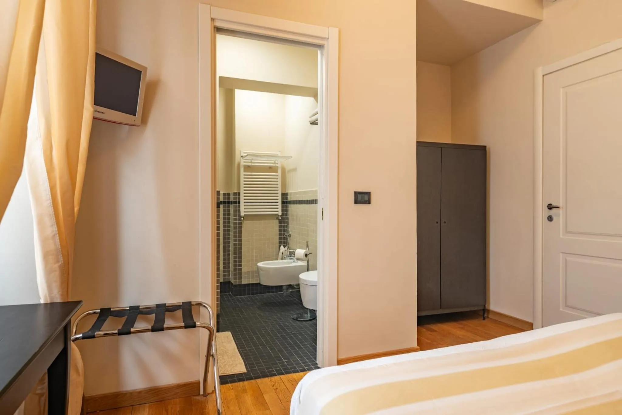 Bathroom, Bed in Hotel De La Plage