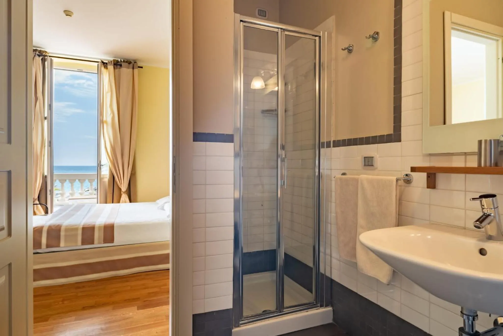 Bathroom, Bed in Hotel De La Plage