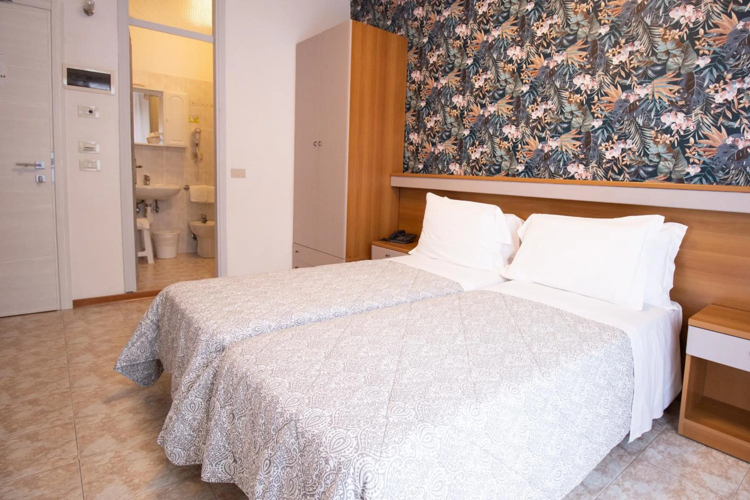 Bathroom, Bed in Hotel Crystal