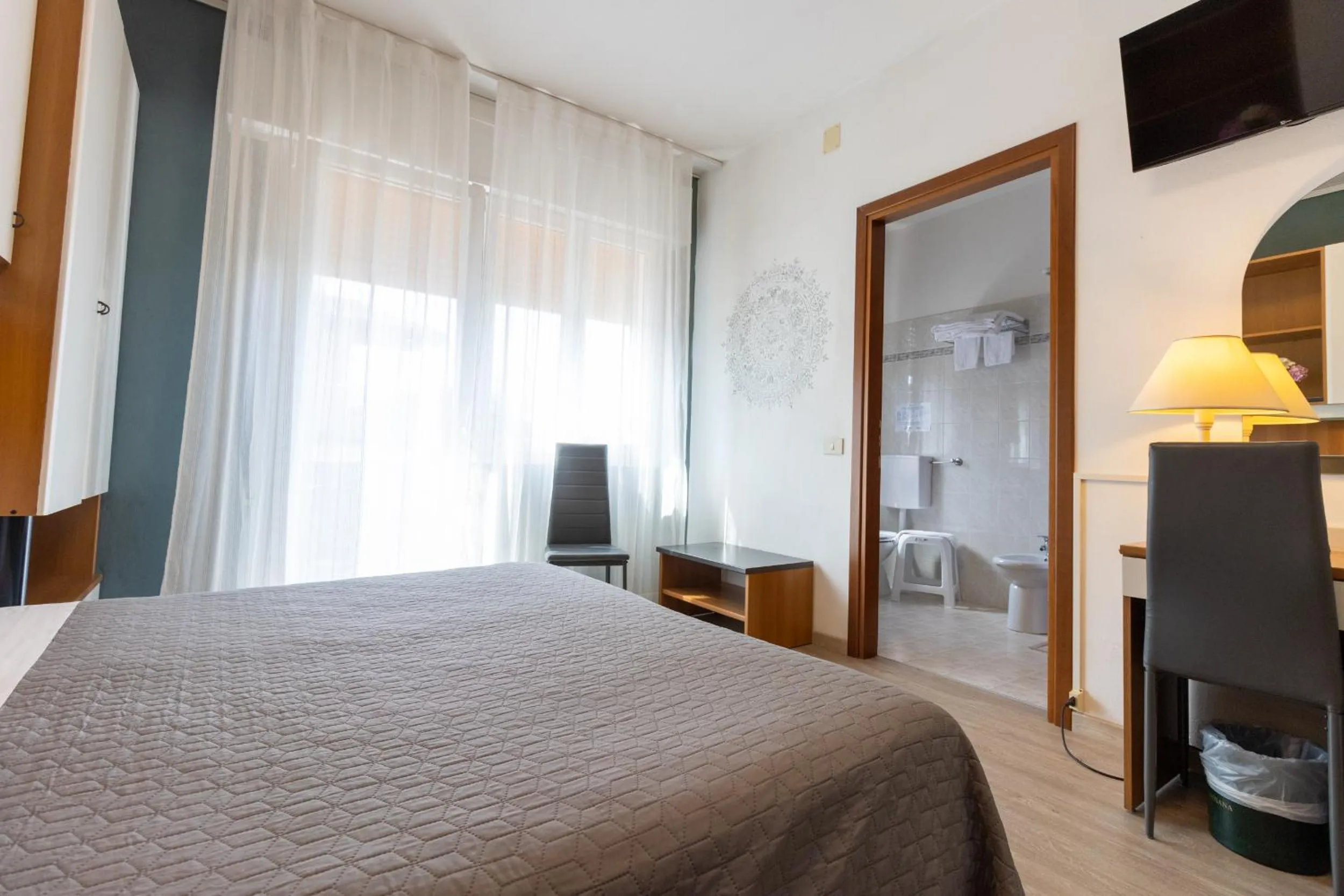 Bathroom, Bed in Hotel Crystal