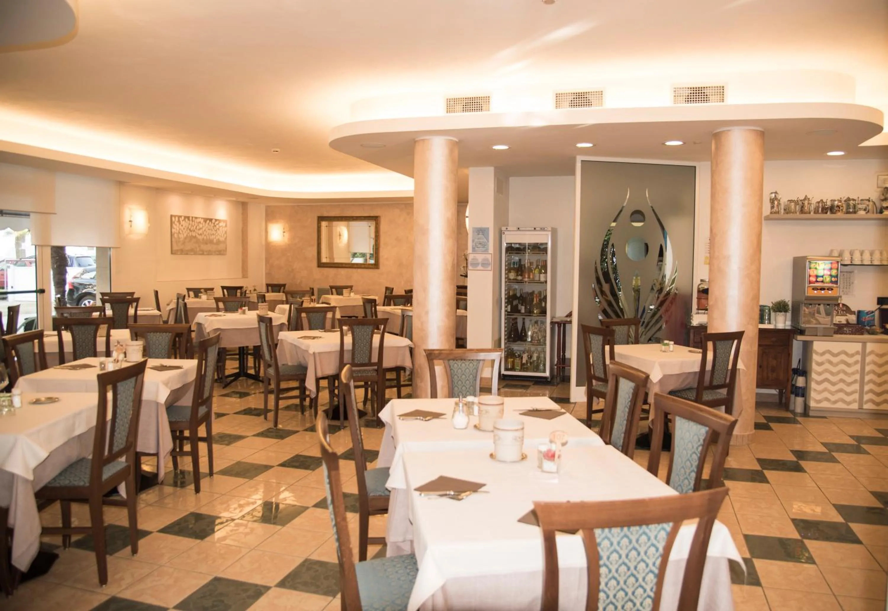 Restaurant/places to eat in Hotel Crystal