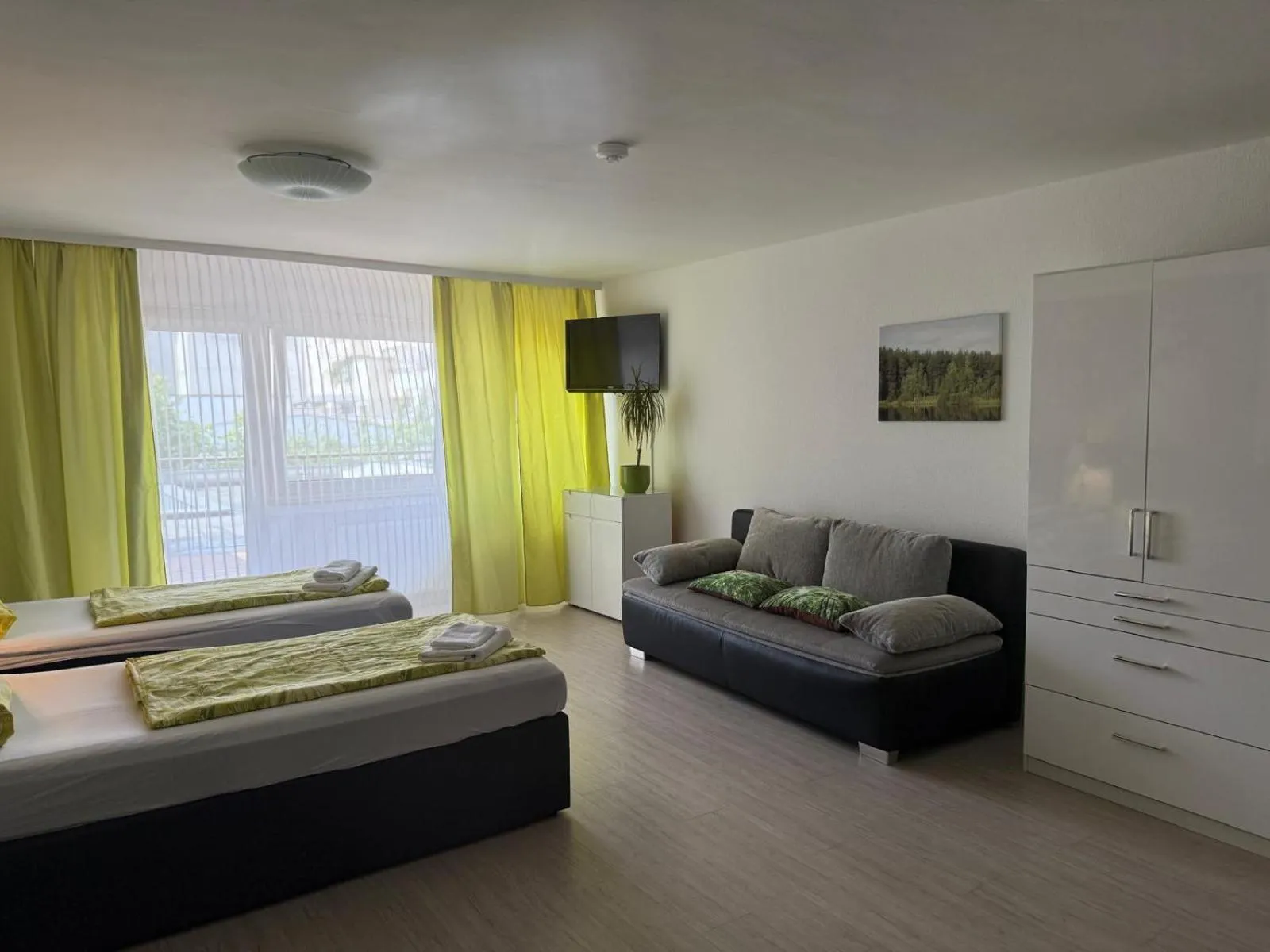 Living room, Bed in Apartments Jahnstraße