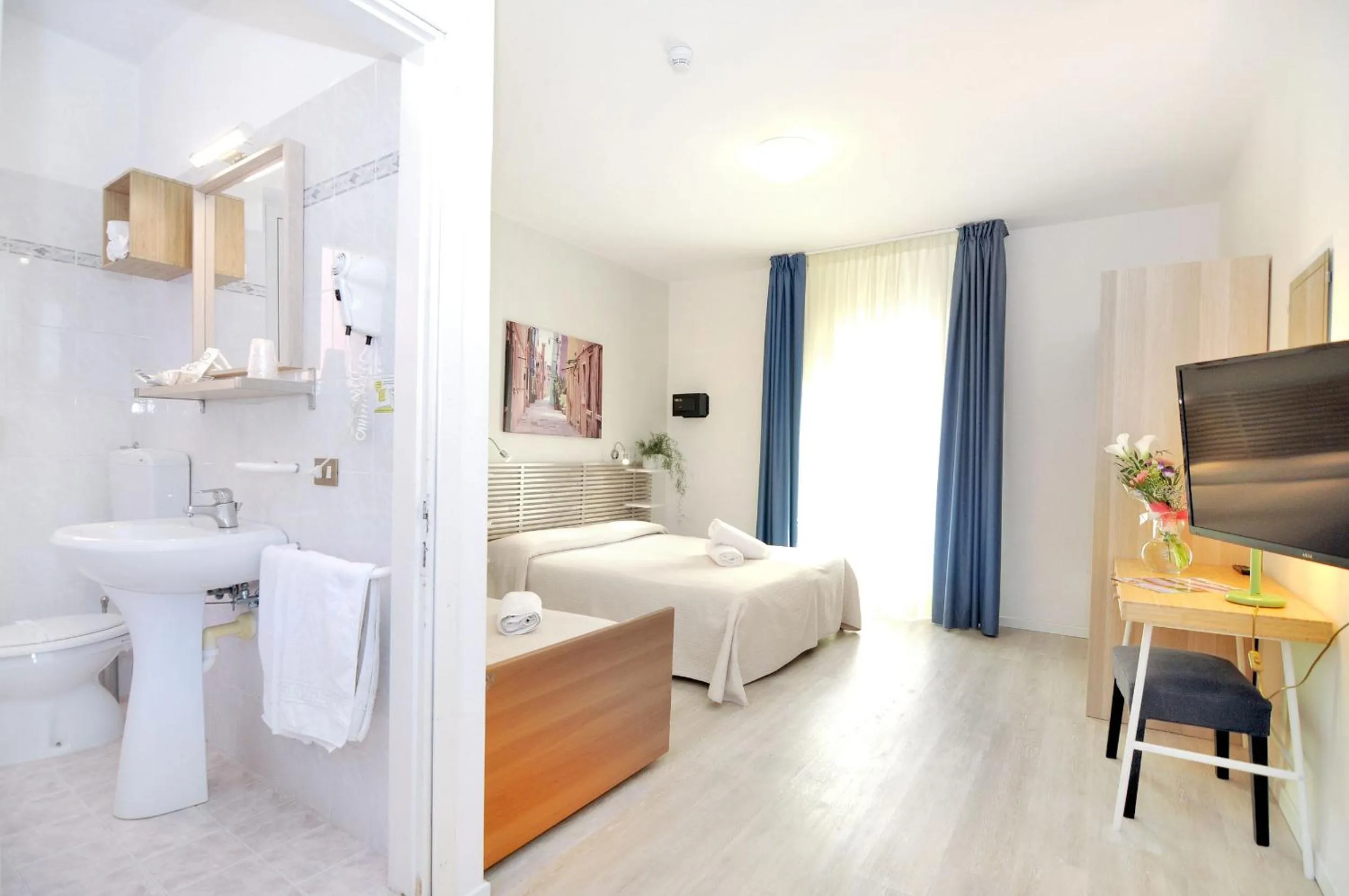 Toilet, Bed in Hotel Rex